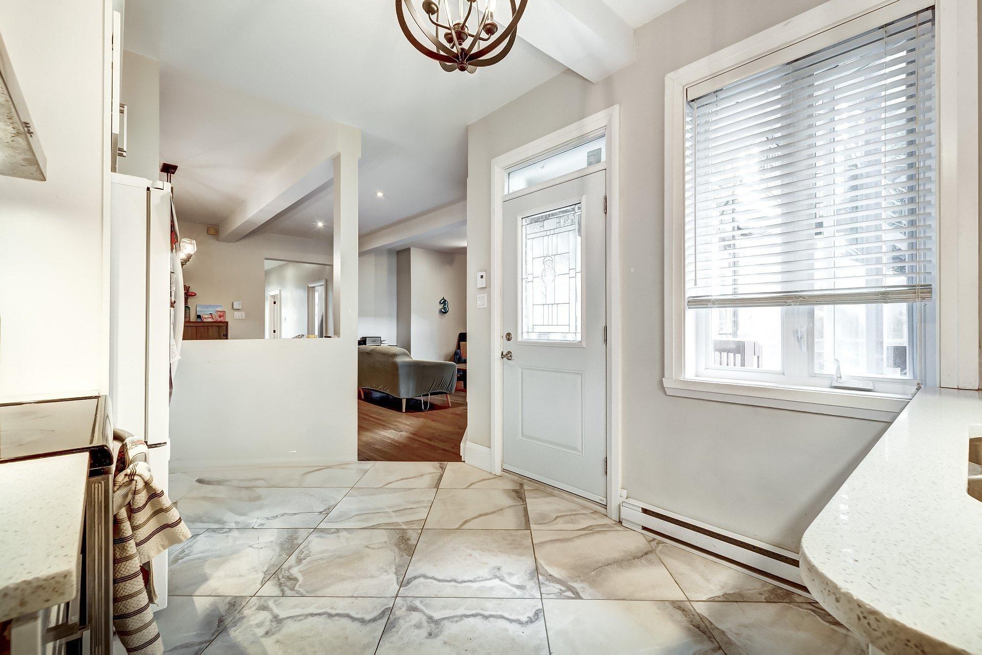 









2289

 - 2293


Rue Sheppard

,
Montréal (Ville-Marie),




QC
H2K3L1

