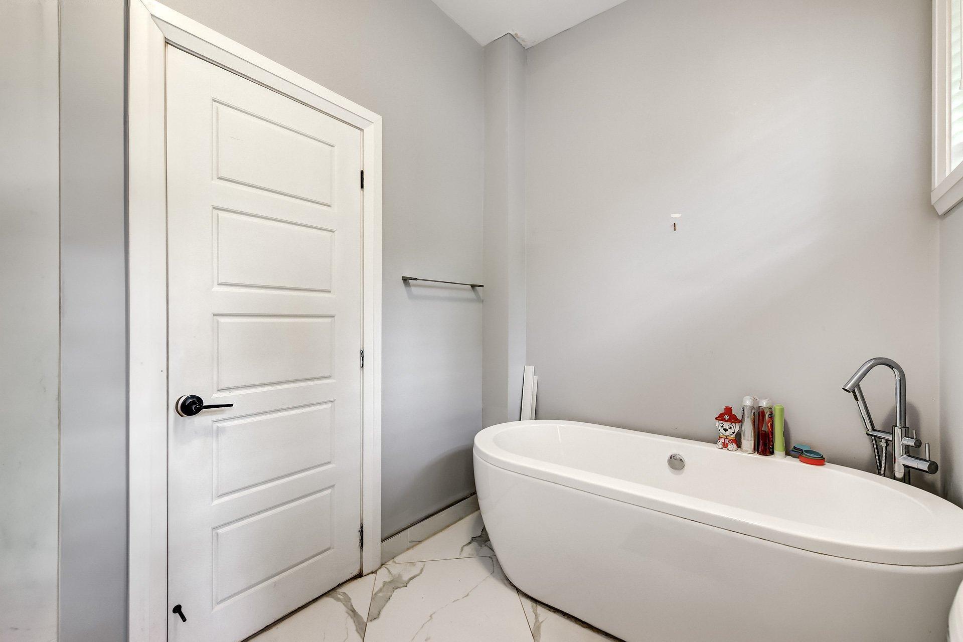 









2289

 - 2293


Rue Sheppard

,
Montréal (Ville-Marie),




QC
H2K3L1

