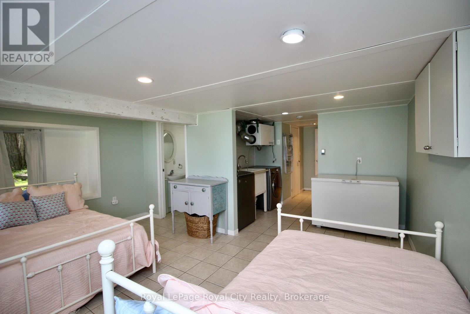 












14 DOCK LANE

,
Northern Bruce Peninsula,




Ontario
N0H1Z0

