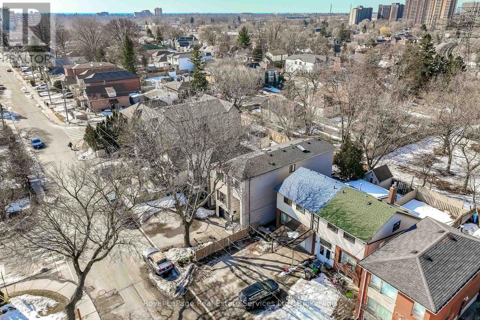 












176 LEYTON AVENUE

,
Toronto (Oakridge),




Ontario
M1L3V6

