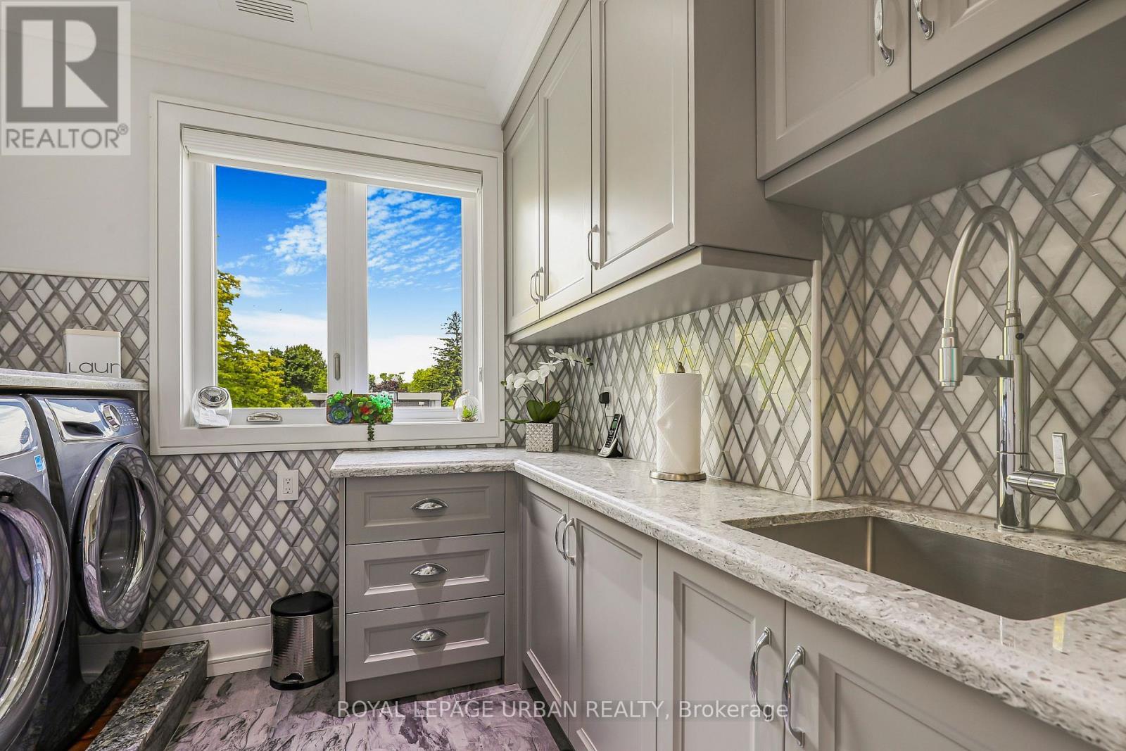 












8 DUNCOMBE BOULEVARD

,
Toronto,




Ontario
M1M3A5

