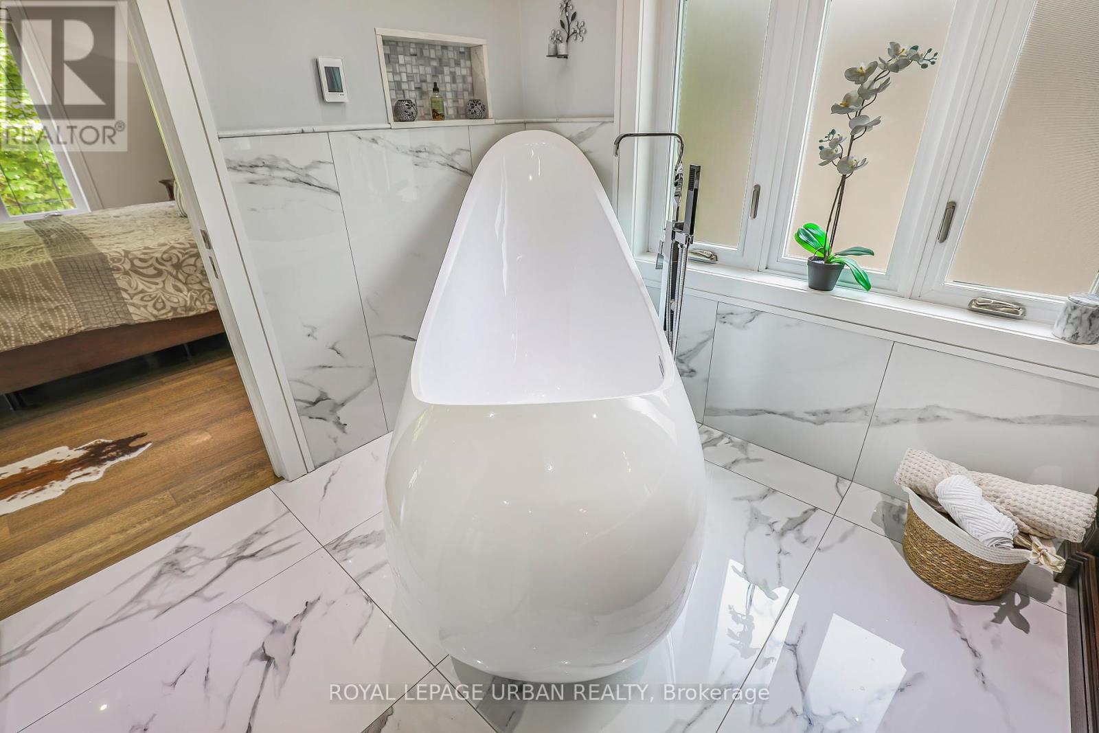 












8 DUNCOMBE BOULEVARD

,
Toronto,




Ontario
M1M3A5

