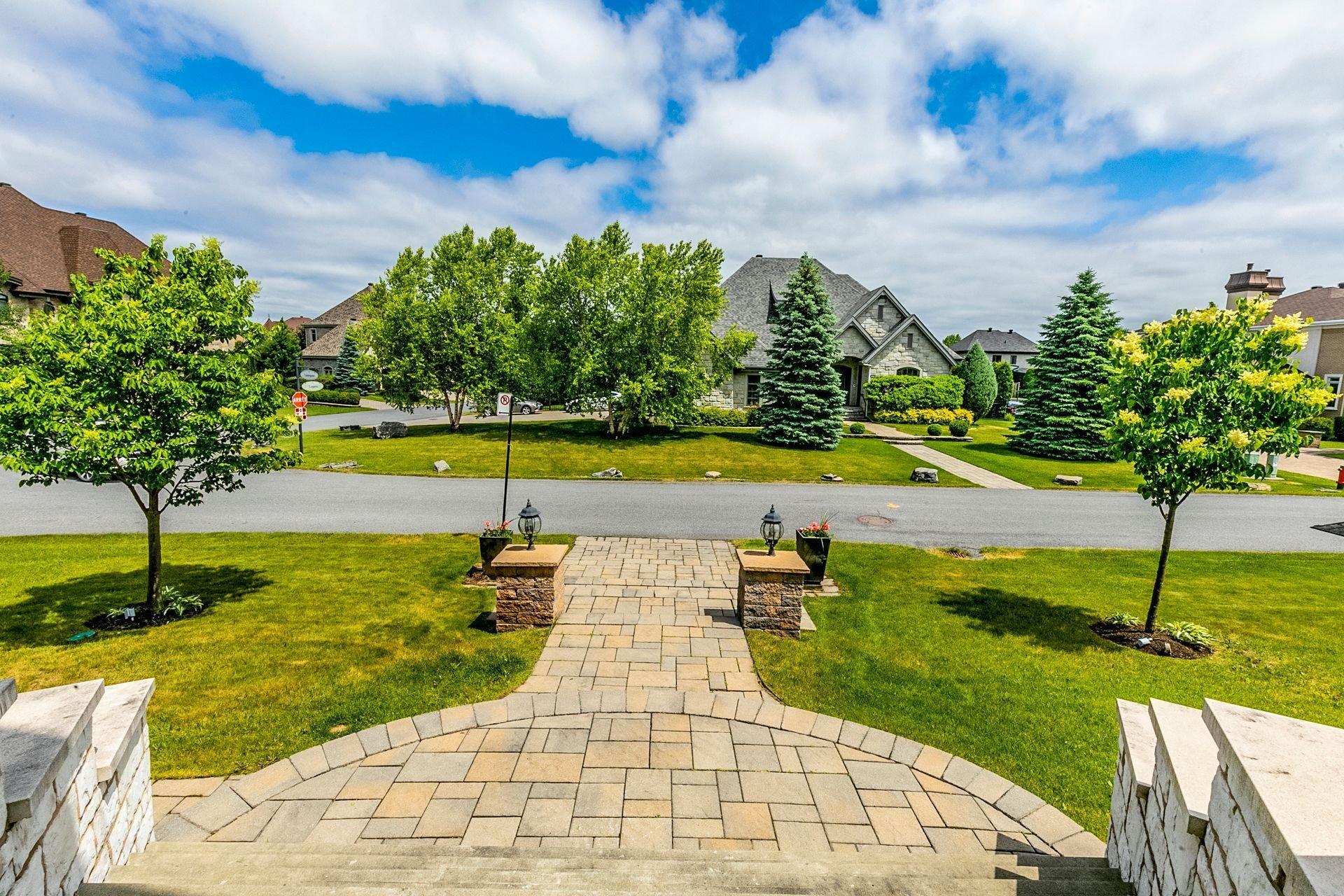 









3920


Rue Leningrad

,
Brossard,




QC
J4Y3J6

