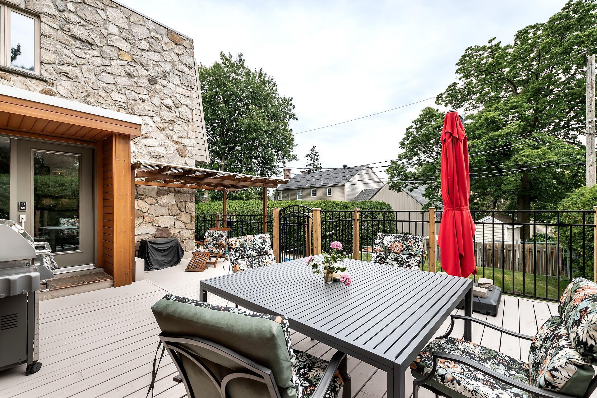 









19


Place Harrow

,
Beaconsfield,




QC
H9W5C7

