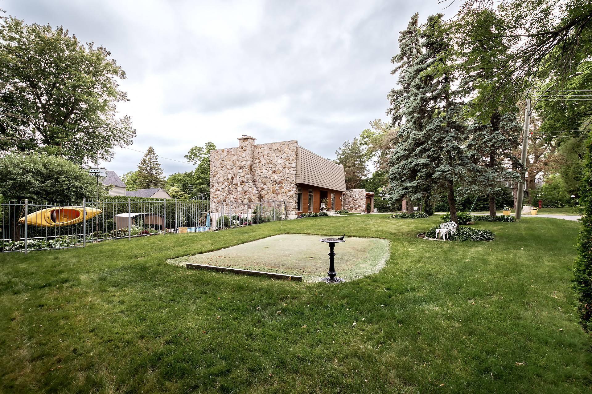 









19


Place Harrow

,
Beaconsfield,




QC
H9W5C7

