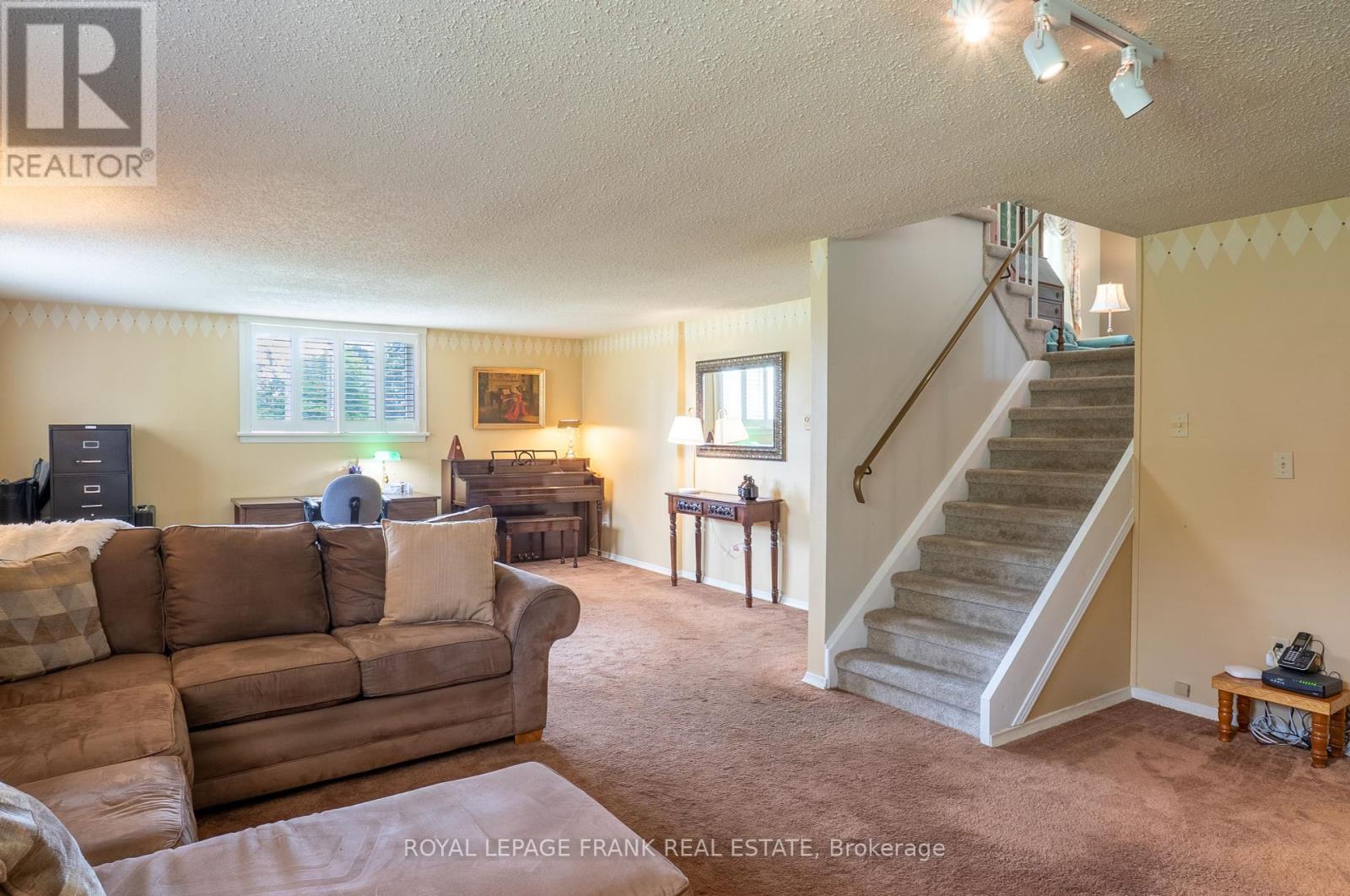 












383 OLD SURREY LANE

,
Kawartha Lakes (Bobcaygeon),




Ontario
K0M1A0

