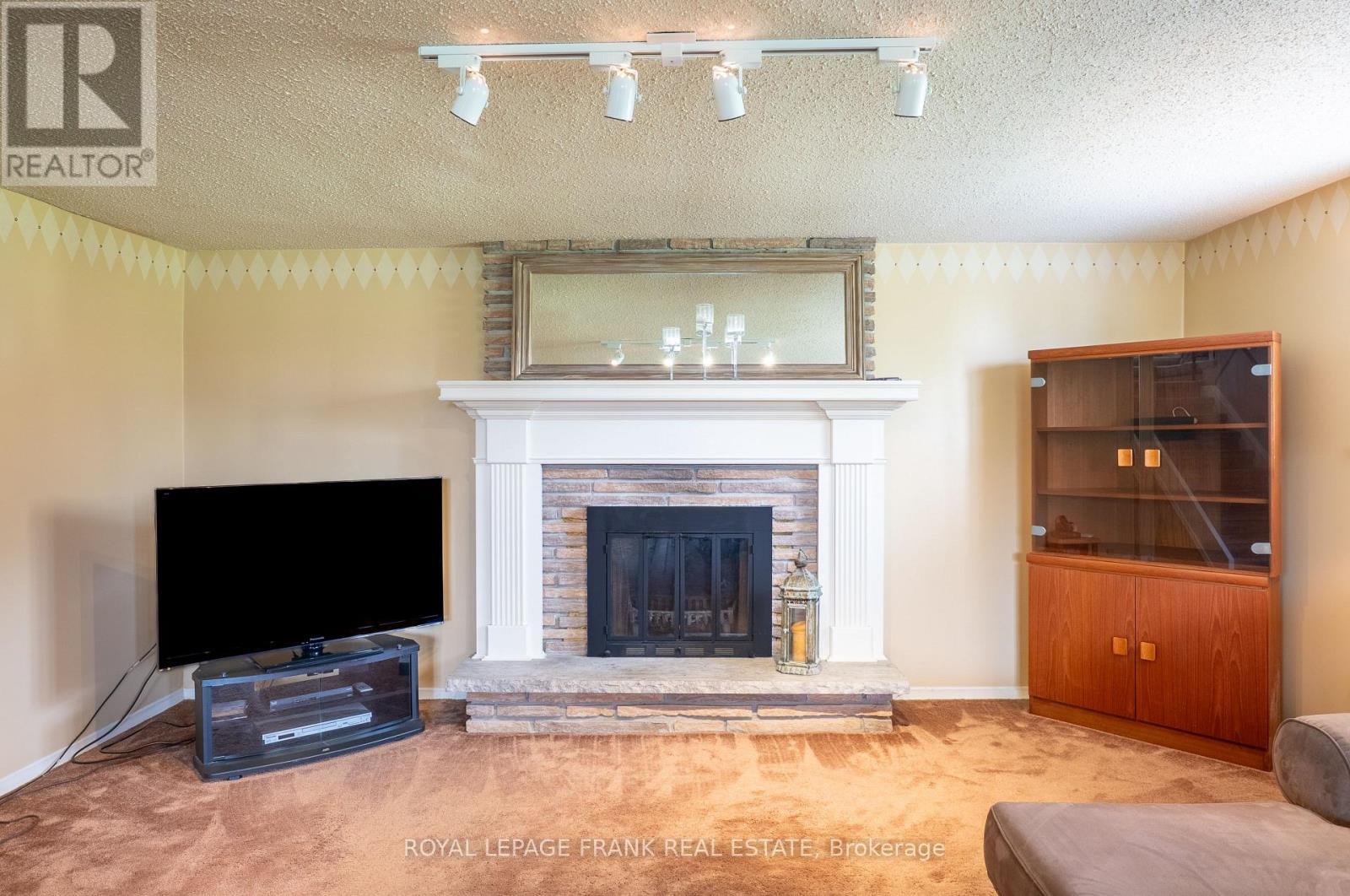 












383 OLD SURREY LANE

,
Kawartha Lakes (Bobcaygeon),




Ontario
K0M1A0

