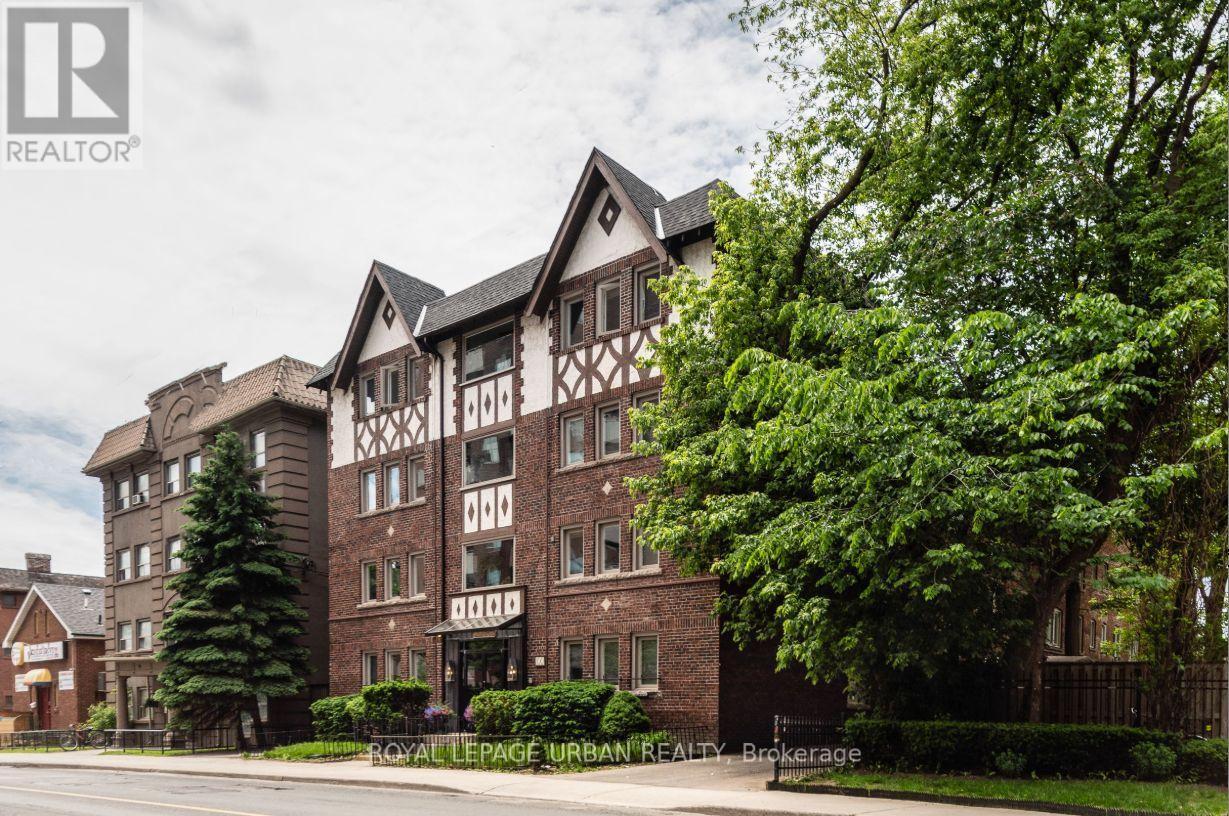 












29 - 100 VAUGHAN ROAD

,
Toronto,




Ontario
M6C2M1

