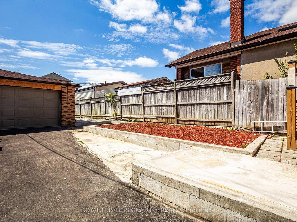 









19


Schell

Avenue,
Toronto,




ON
M6E 2S7


