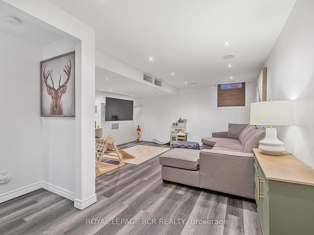 









4


Caseton

Crescent,
Uxbridge,




ON
L9P 1Z8

