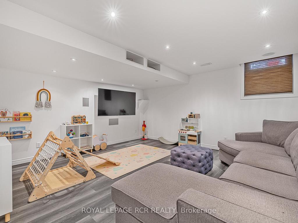 









4


Caseton

Crescent,
Uxbridge,




ON
L9P 1Z8

