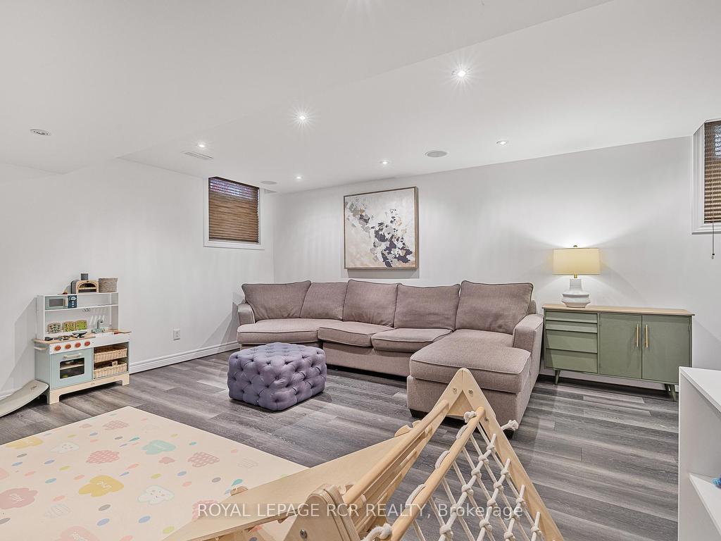 









4


Caseton

Crescent,
Uxbridge,




ON
L9P 1Z8

