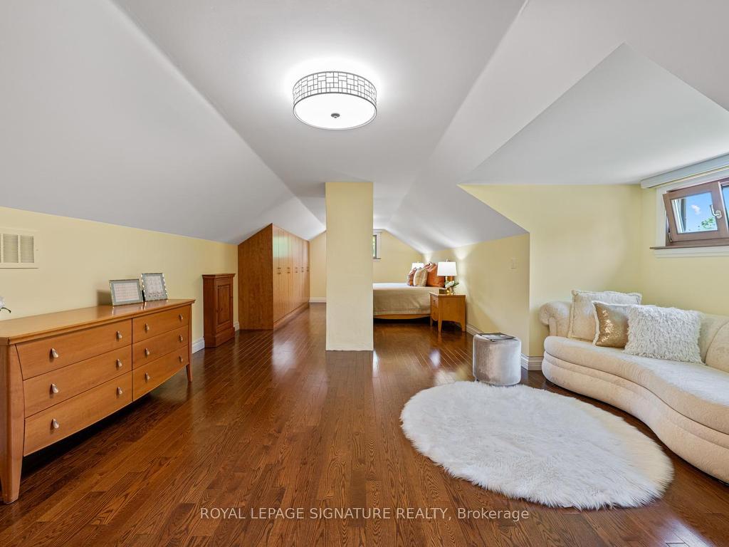 









30


Kingswood

Drive,
King,




ON
L7B 1K8

