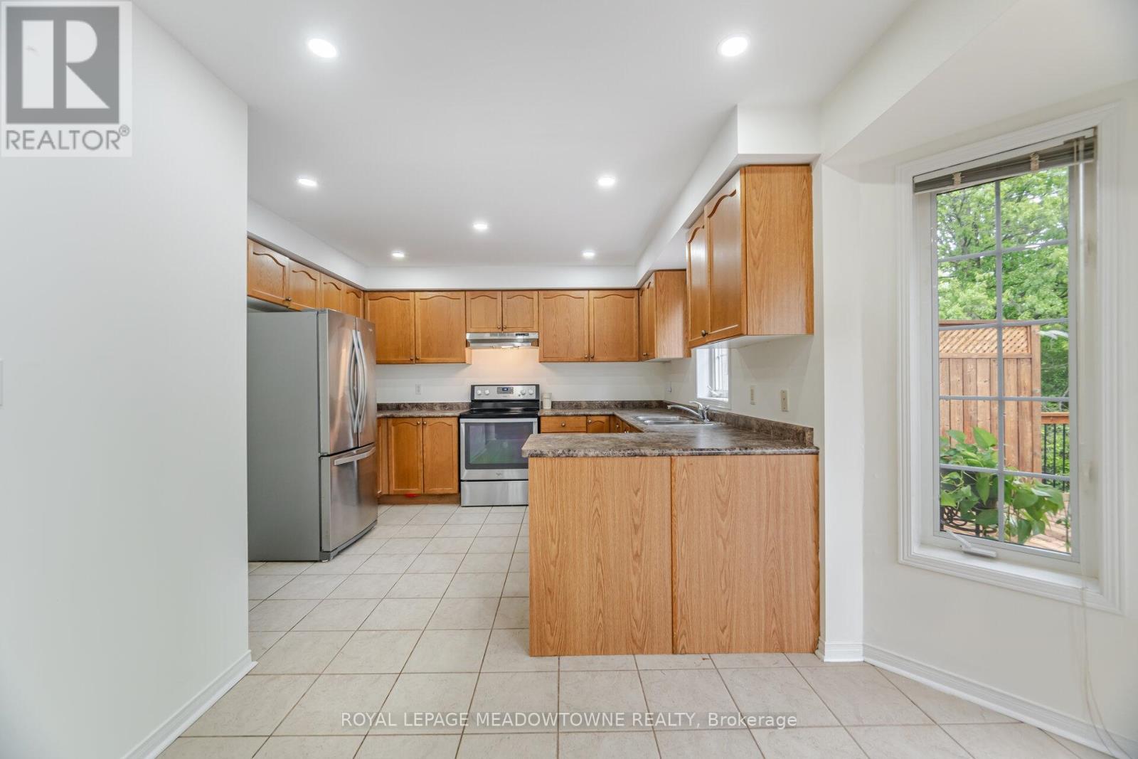 












1212 FOX CRESCENT

,
Milton,




Ontario
L9T6C6

