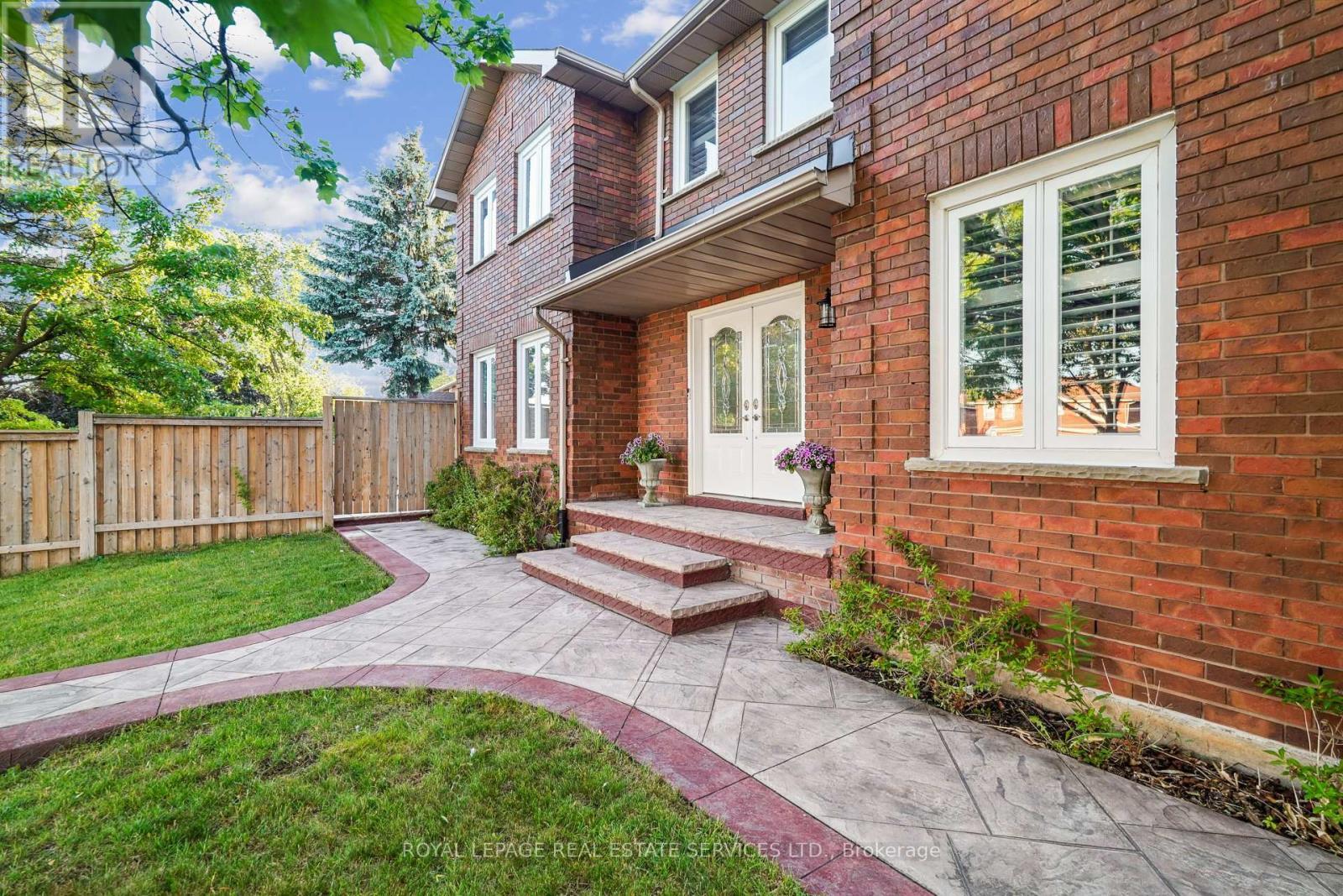 












2814 GUILFORD CRESCENT

,
Oakville,




Ontario
L6J6Z5

