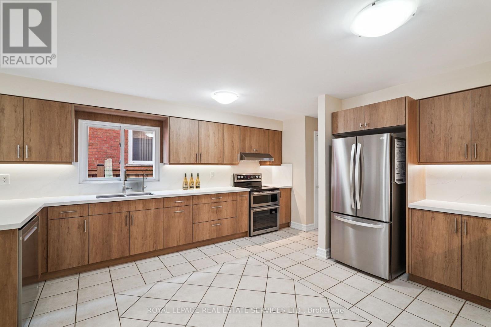 












2814 GUILFORD CRESCENT

,
Oakville,




Ontario
L6J6Z5

