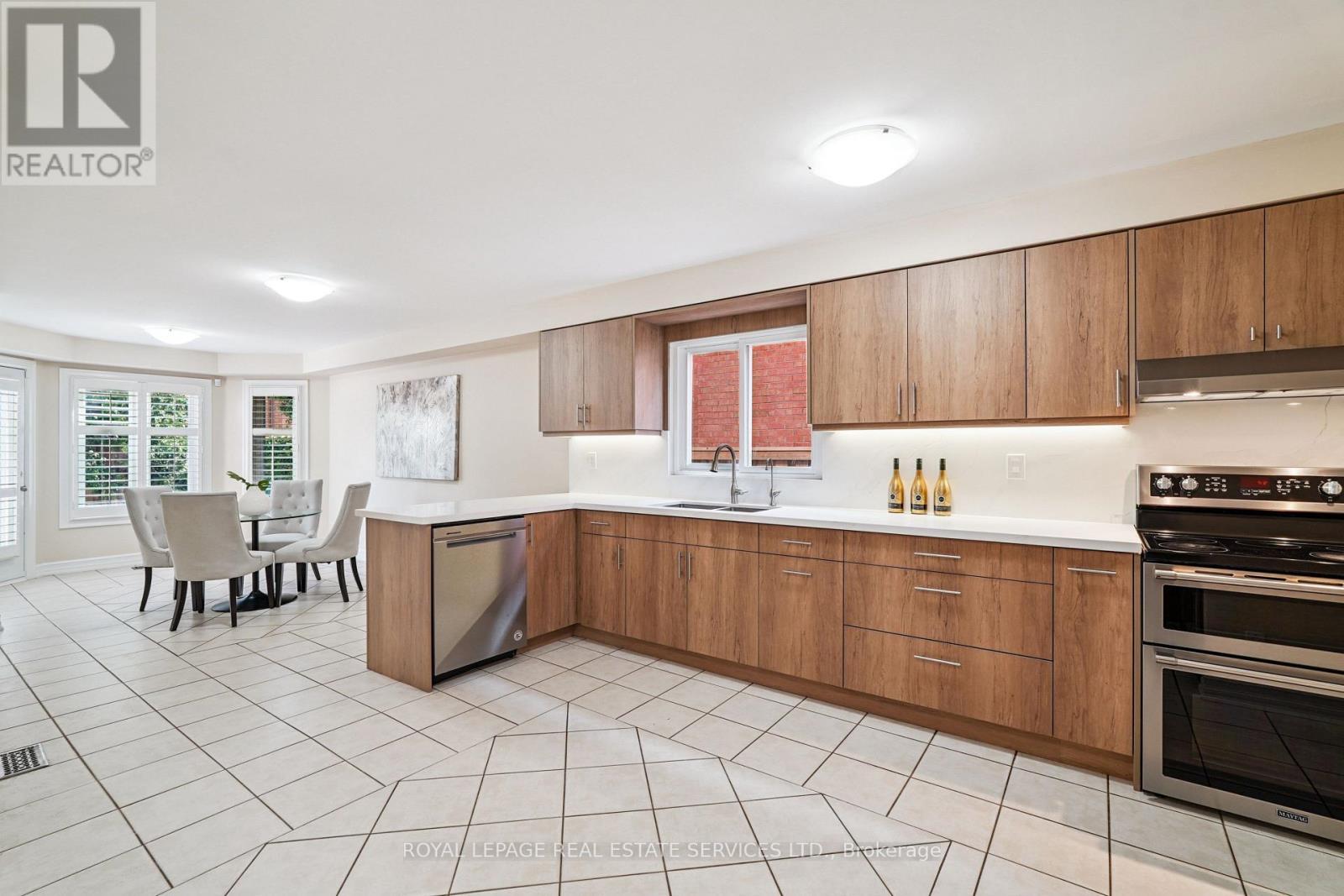 












2814 GUILFORD CRESCENT

,
Oakville,




Ontario
L6J6Z5

