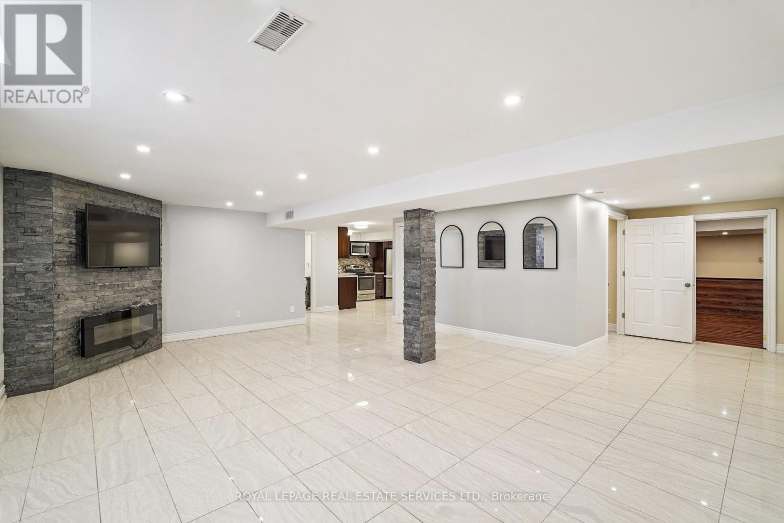












2814 GUILFORD CRESCENT

,
Oakville,




Ontario
L6J6Z5

