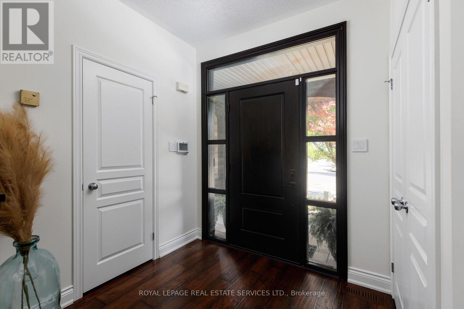 












2076 ROCHESTER CIRCLE

,
Oakville,




Ontario
L6M5E2

