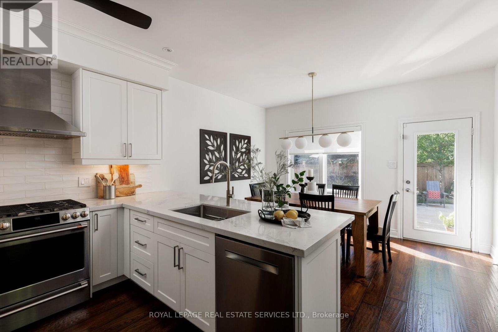 












2076 ROCHESTER CIRCLE

,
Oakville,




Ontario
L6M5E2

