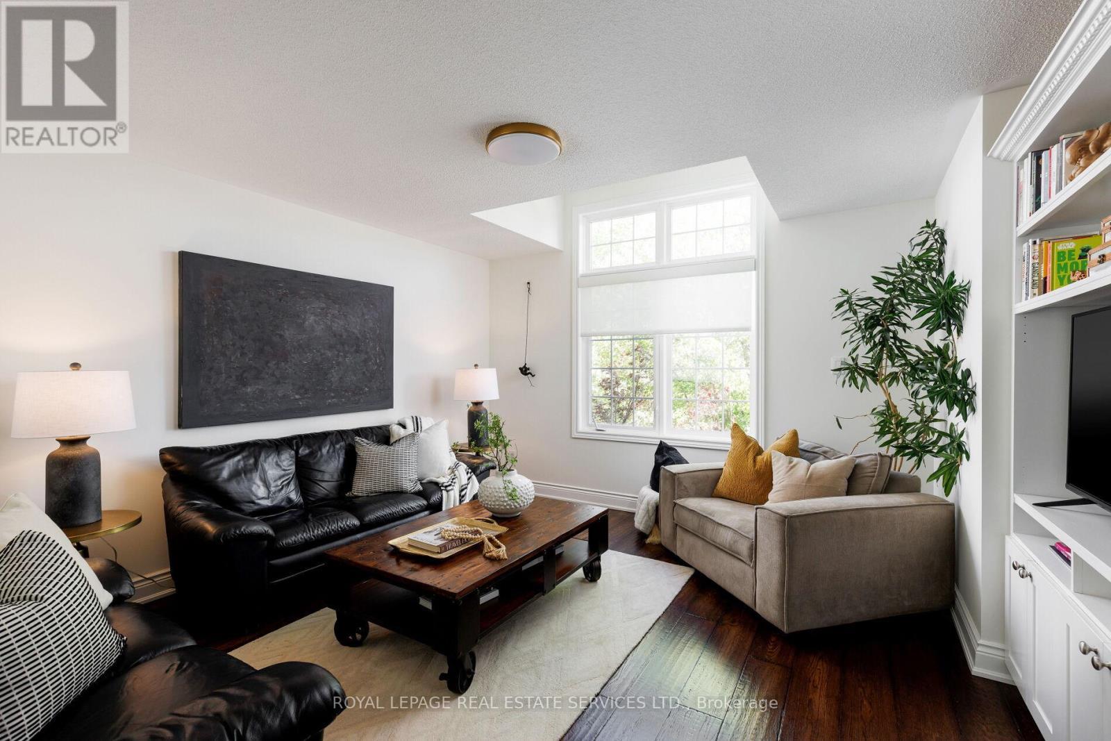 












2076 ROCHESTER CIRCLE

,
Oakville,




Ontario
L6M5E2

