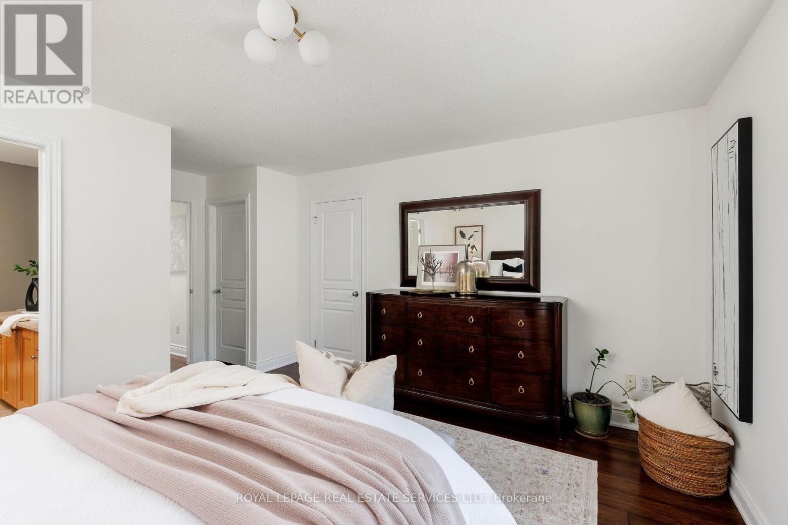 












2076 ROCHESTER CIRCLE

,
Oakville,




Ontario
L6M5E2


