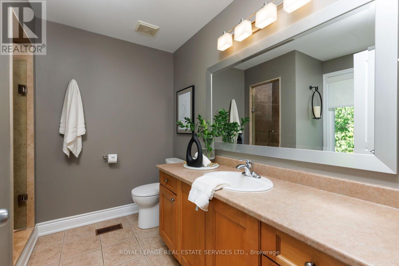 












2076 ROCHESTER CIRCLE

,
Oakville,




Ontario
L6M5E2

