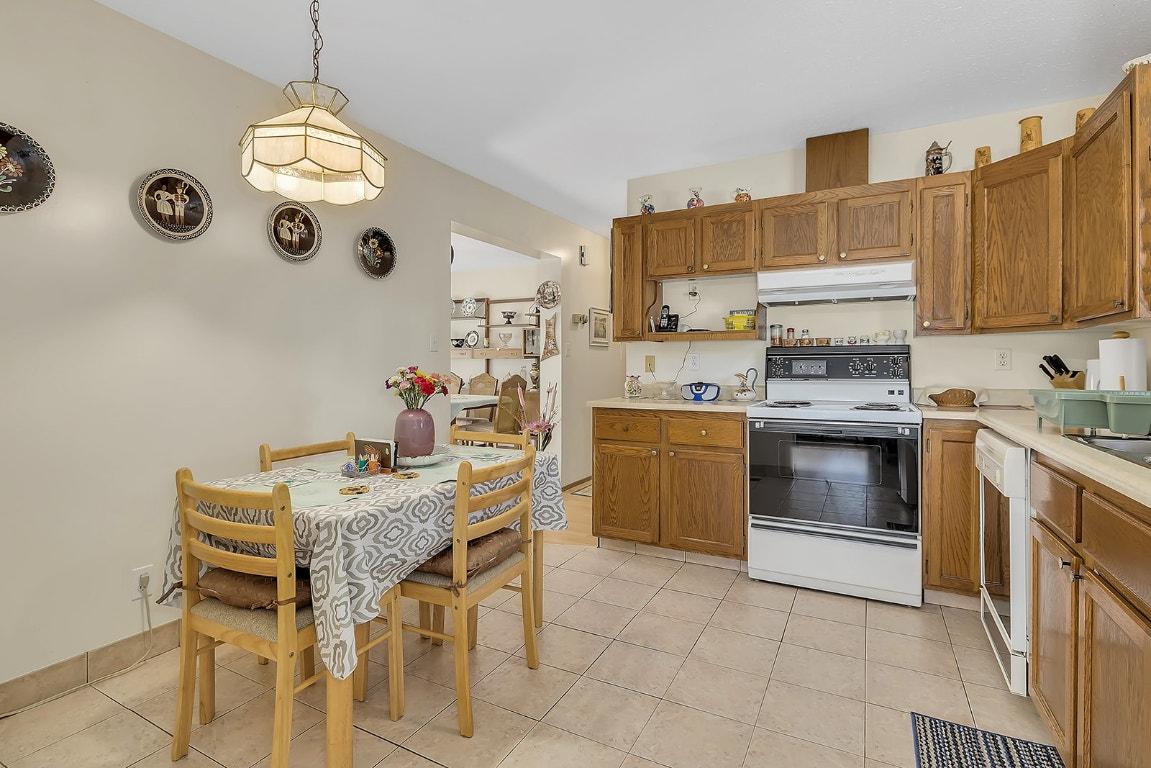 









17017


Snow

Avenue, 3,
Summerland,




BC
V0H 1Z6

