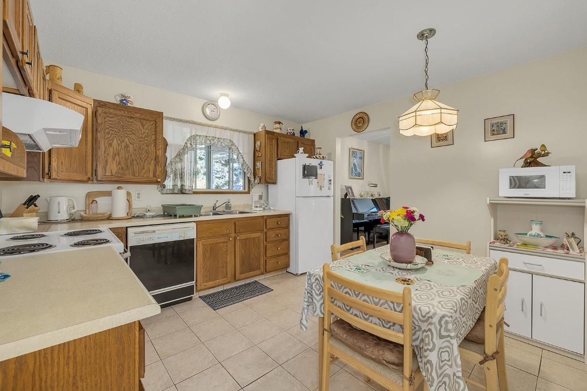









17017


Snow

Avenue, 3,
Summerland,




BC
V0H 1Z6

