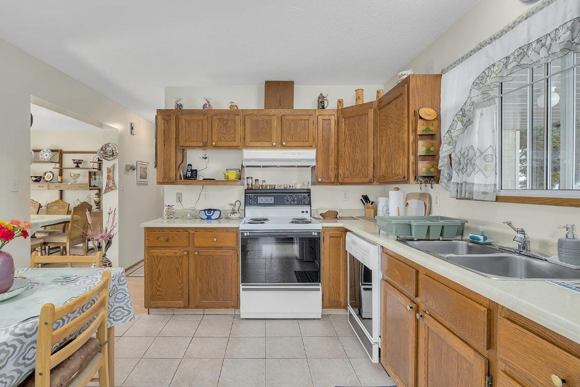 









17017


Snow

Avenue, 3,
Summerland,




BC
V0H 1Z6

