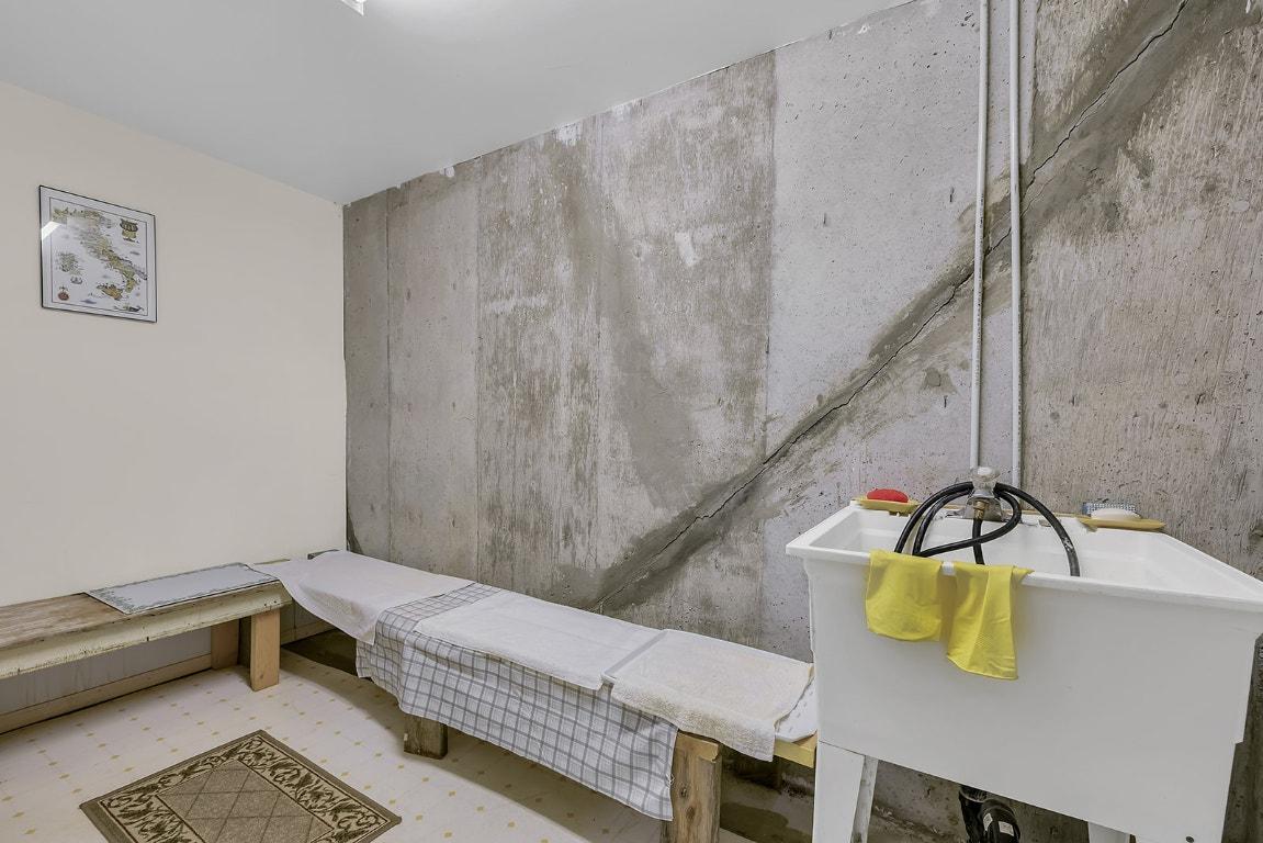 









17017


Snow

Avenue, 3,
Summerland,




BC
V0H 1Z6

