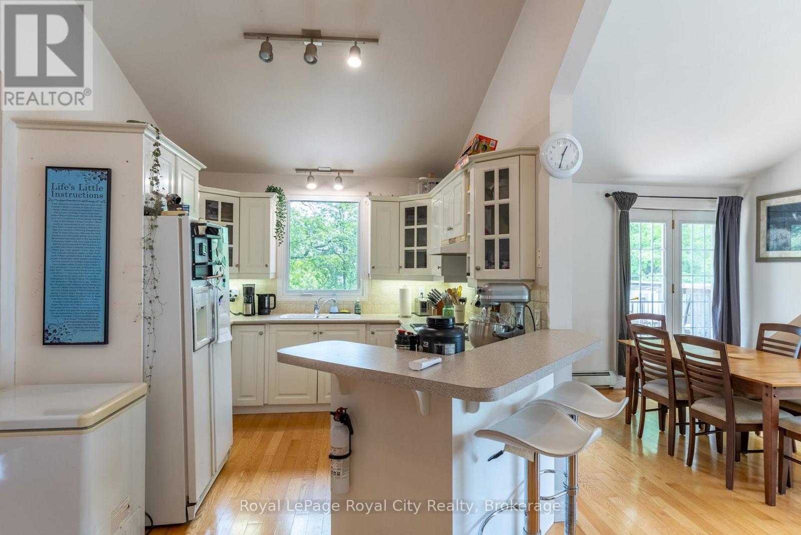 












76 LONDON ROAD W

,
Guelph (Exhibition Park),




Ontario
N1H2B7

