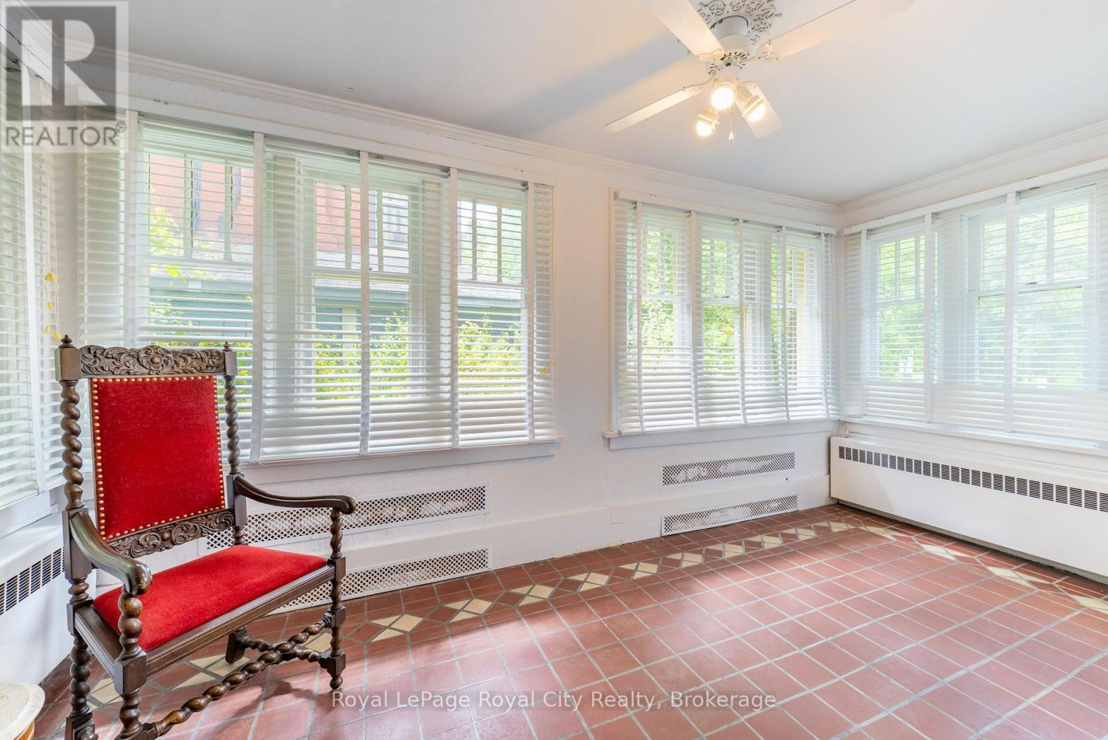 












76 LONDON ROAD W

,
Guelph (Exhibition Park),




Ontario
N1H2B7

