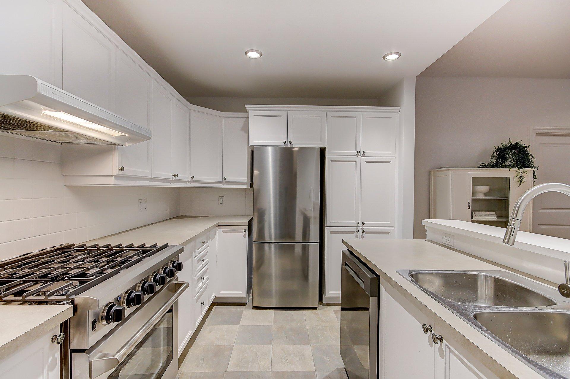 









180


Rue du Cercle-des-Cantons

, 114,
Bromont,




QC
J2L3N2

