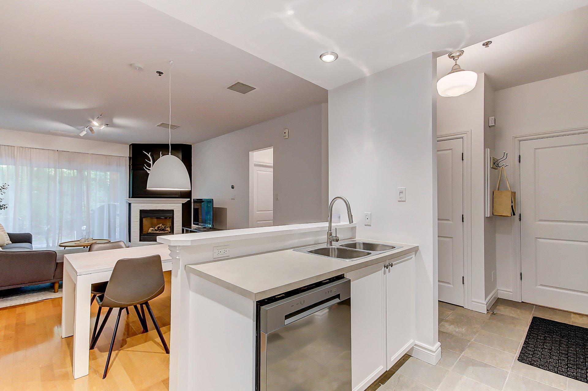 









180


Rue du Cercle-des-Cantons

, 114,
Bromont,




QC
J2L3N2

