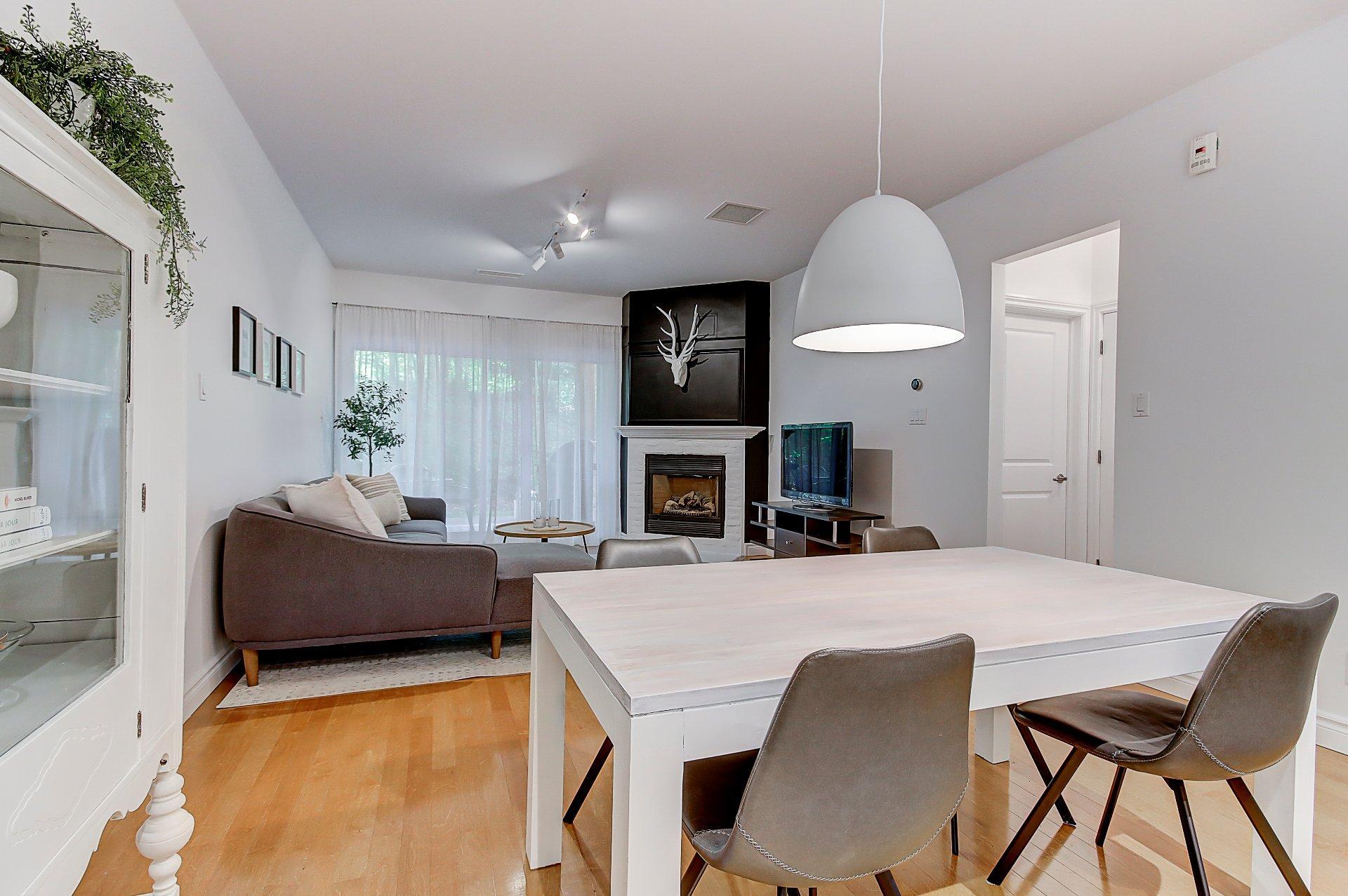 









180


Rue du Cercle-des-Cantons

, 114,
Bromont,




QC
J2L3N2

