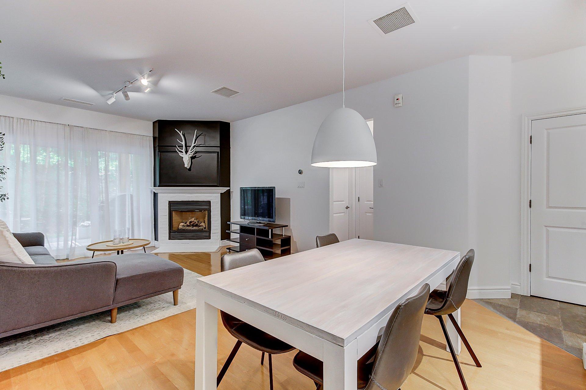 









180


Rue du Cercle-des-Cantons

, 114,
Bromont,




QC
J2L3N2

