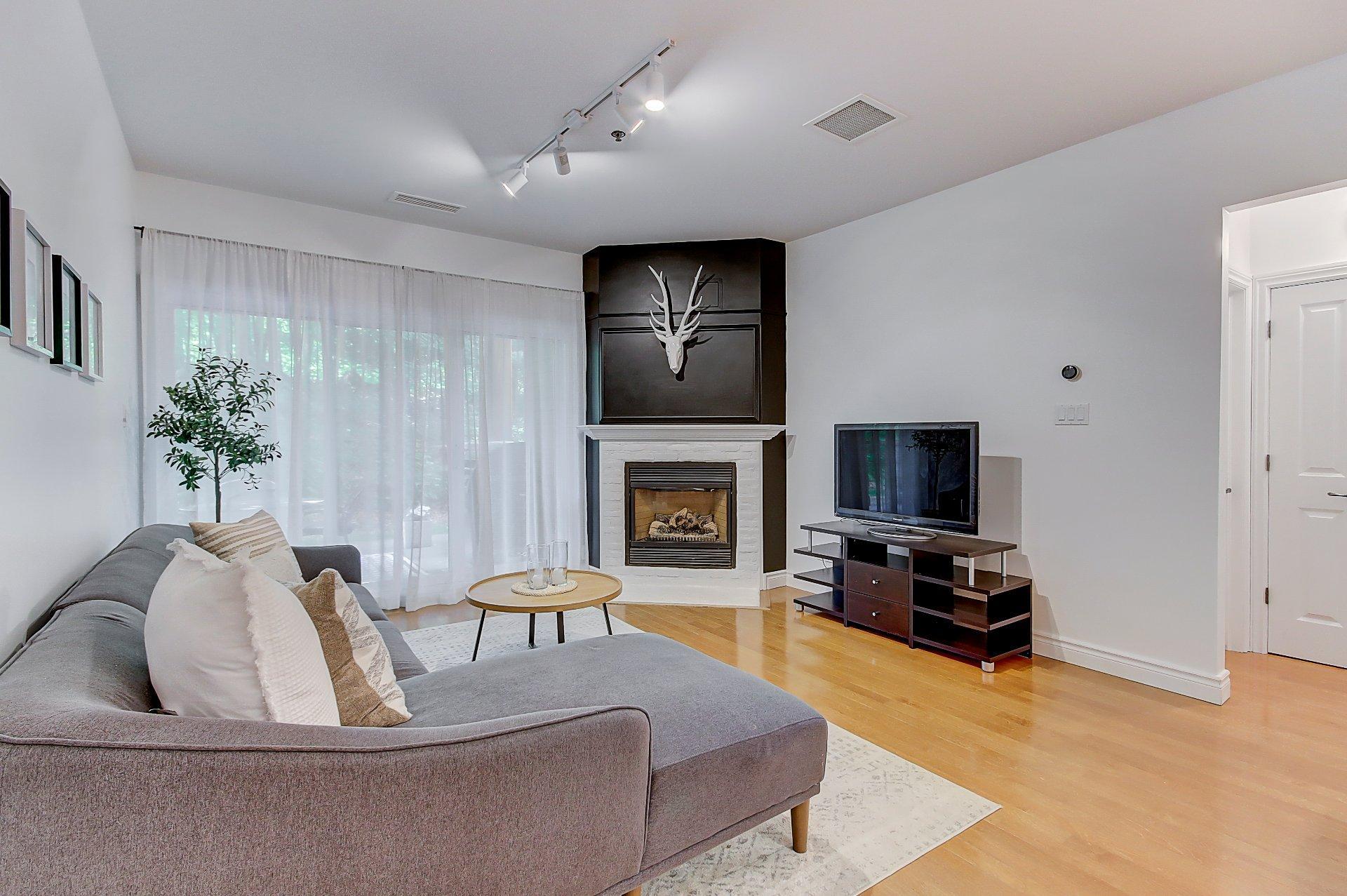 









180


Rue du Cercle-des-Cantons

, 114,
Bromont,




QC
J2L3N2

