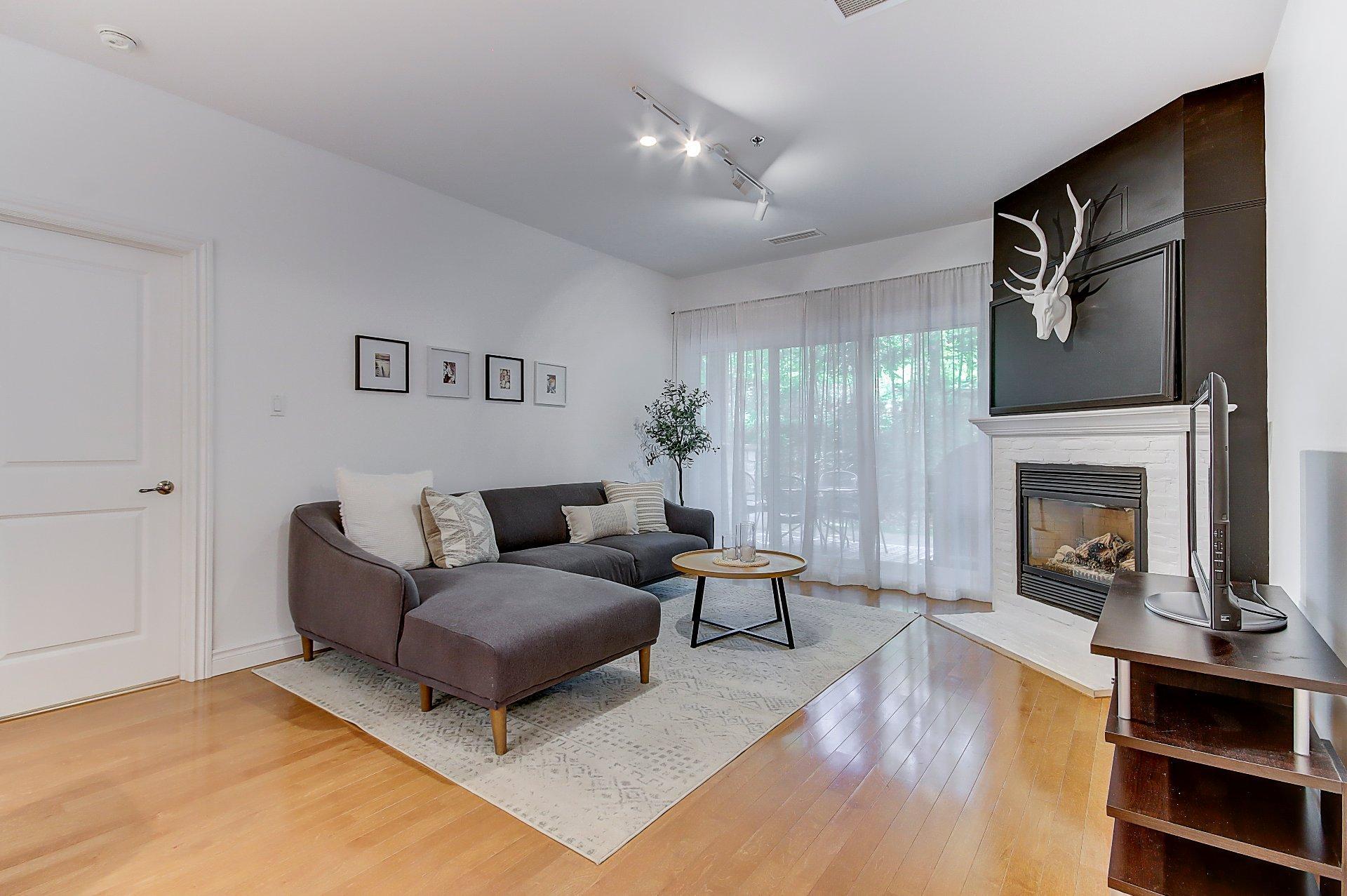 









180


Rue du Cercle-des-Cantons

, 114,
Bromont,




QC
J2L3N2

