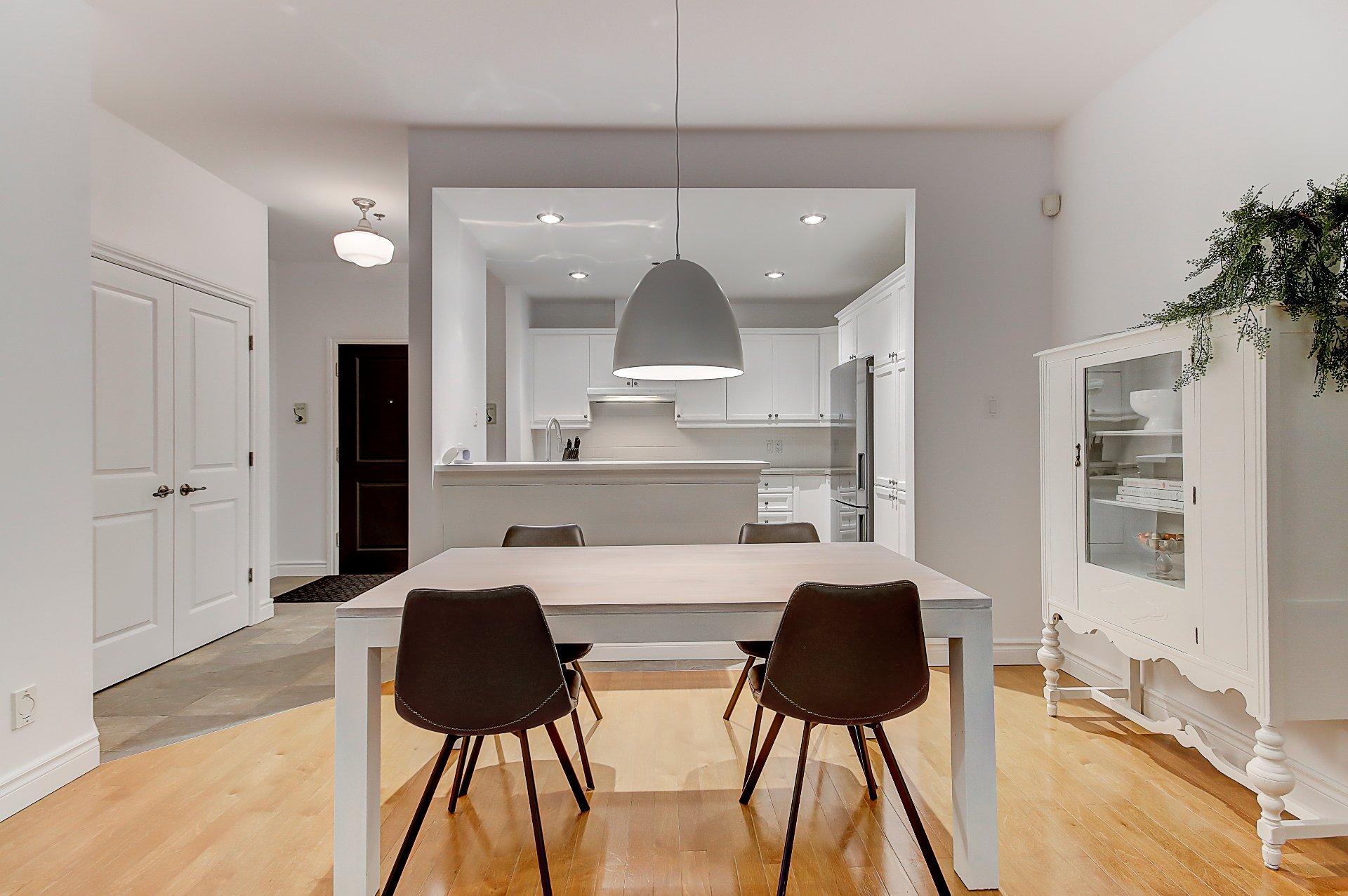 









180


Rue du Cercle-des-Cantons

, 114,
Bromont,




QC
J2L3N2

