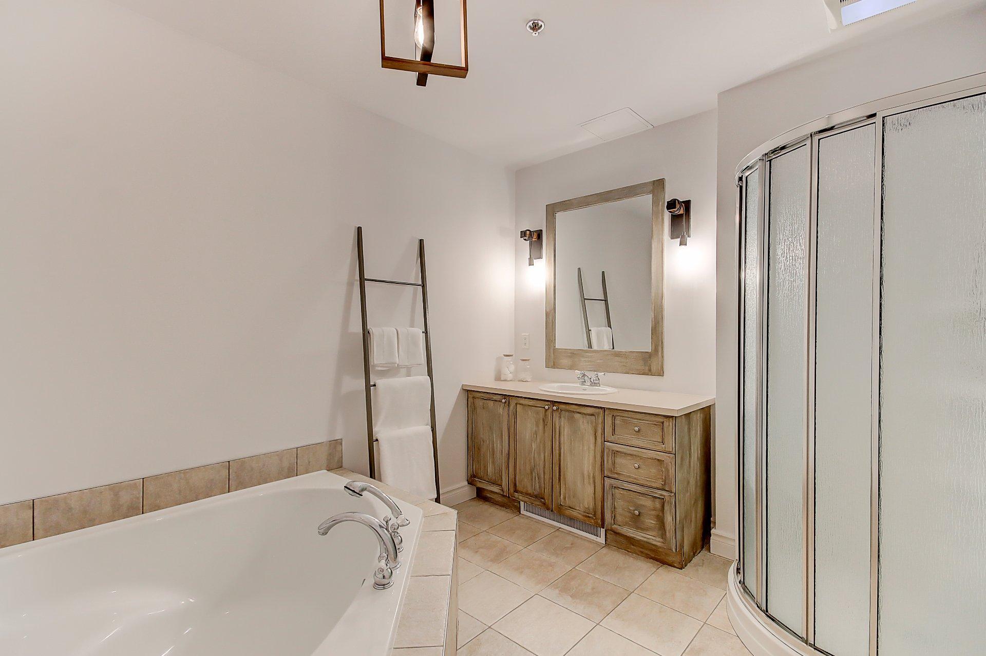 









180


Rue du Cercle-des-Cantons

, 114,
Bromont,




QC
J2L3N2

