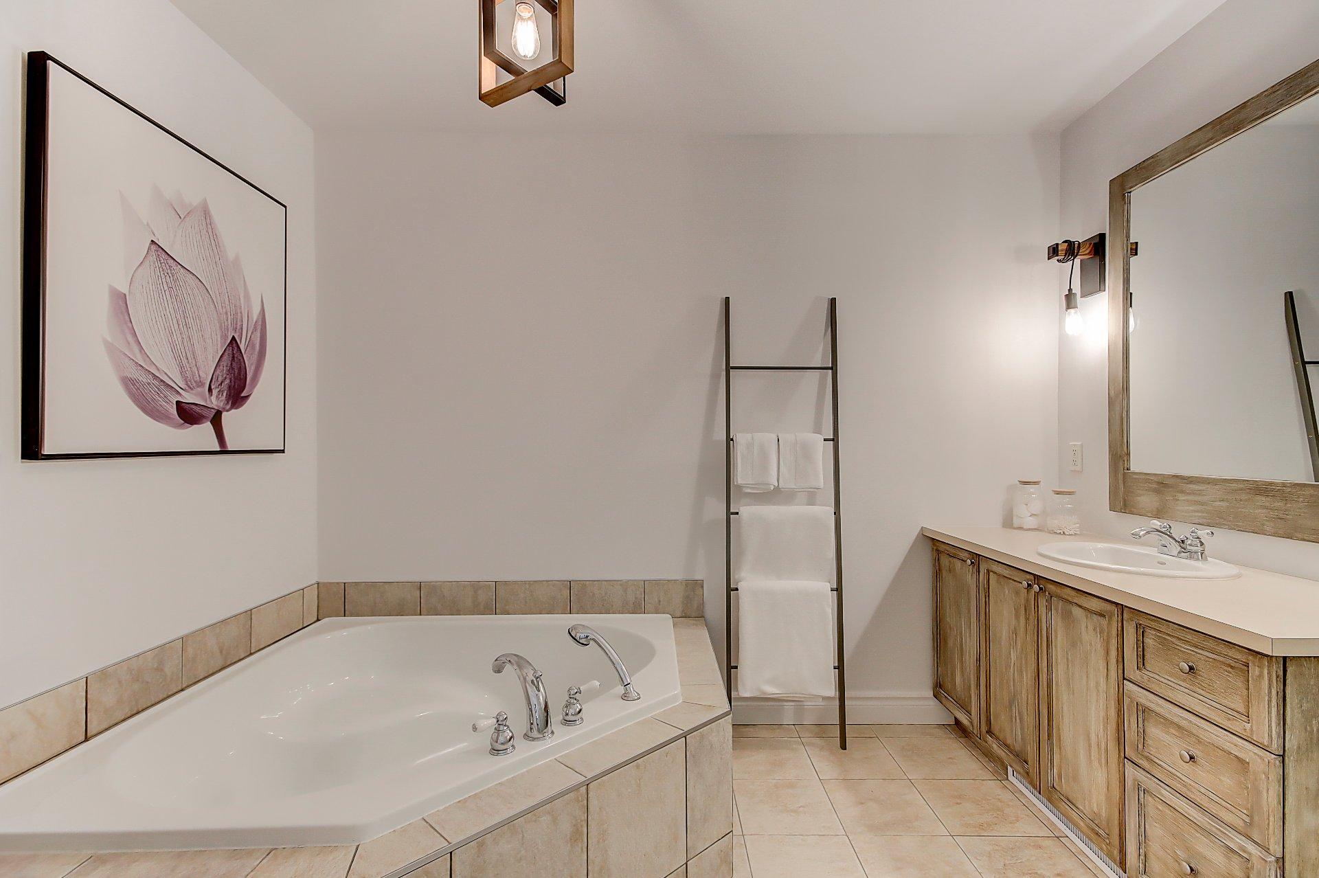 









180


Rue du Cercle-des-Cantons

, 114,
Bromont,




QC
J2L3N2

