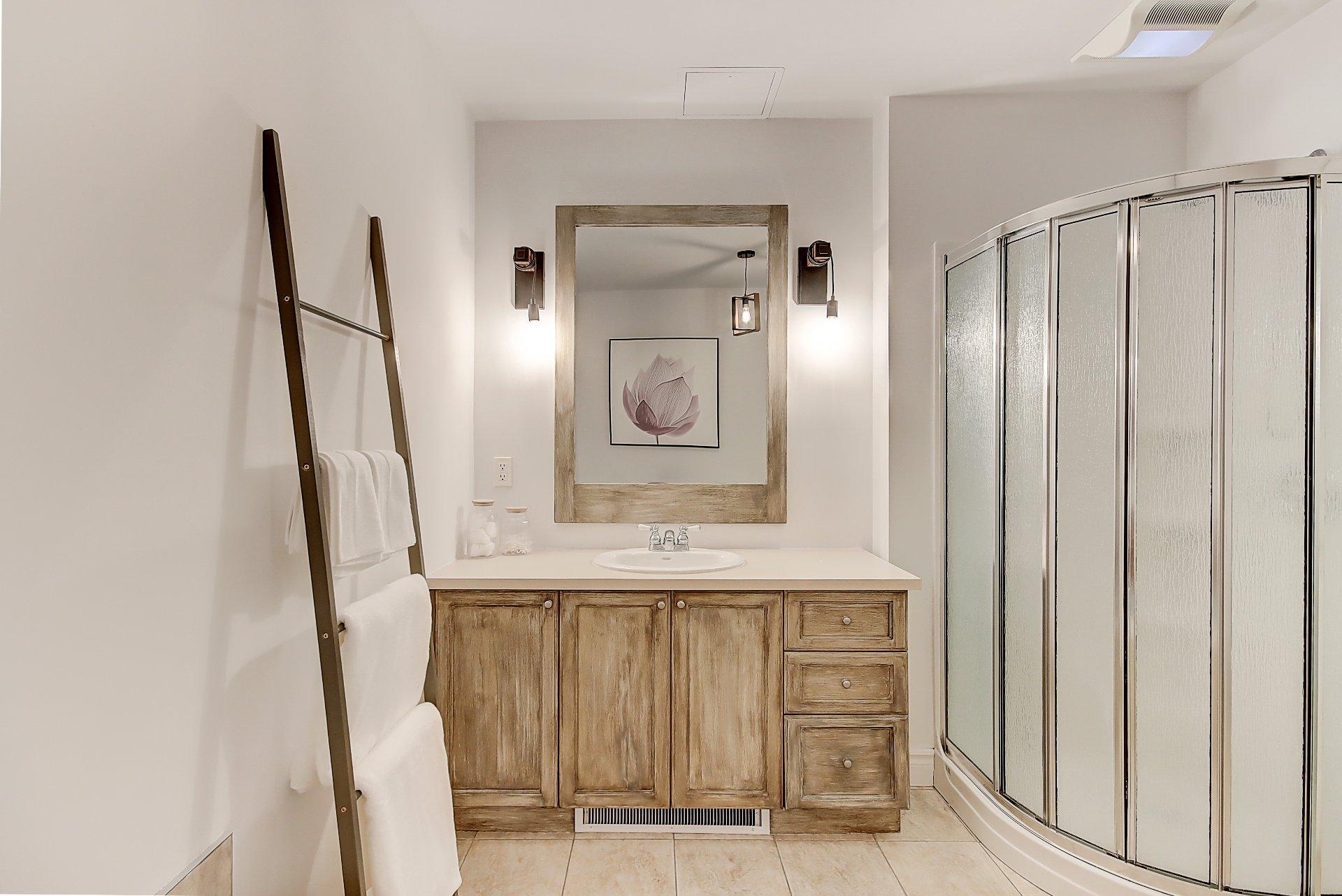 









180


Rue du Cercle-des-Cantons

, 114,
Bromont,




QC
J2L3N2

