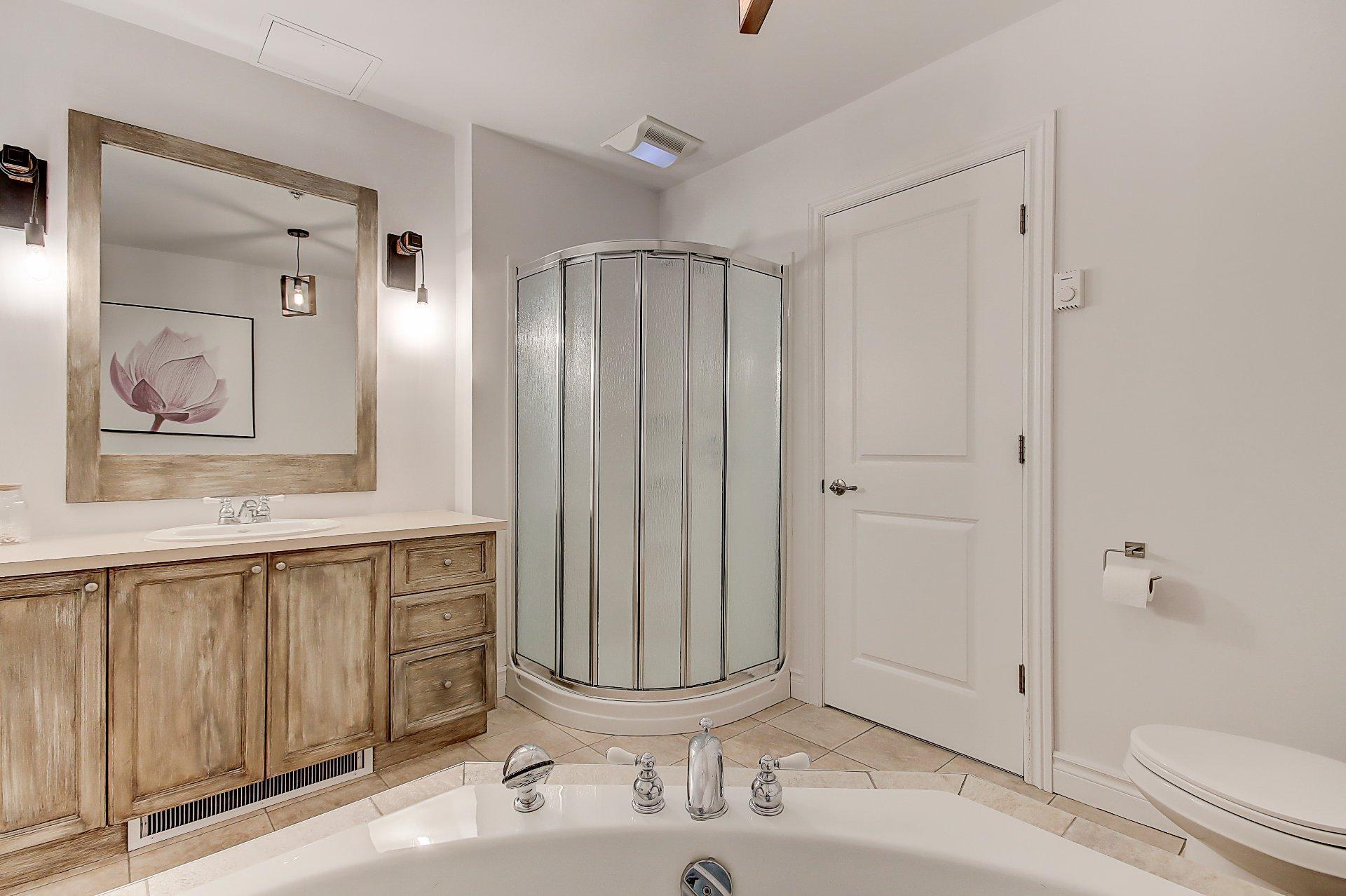 









180


Rue du Cercle-des-Cantons

, 114,
Bromont,




QC
J2L3N2

