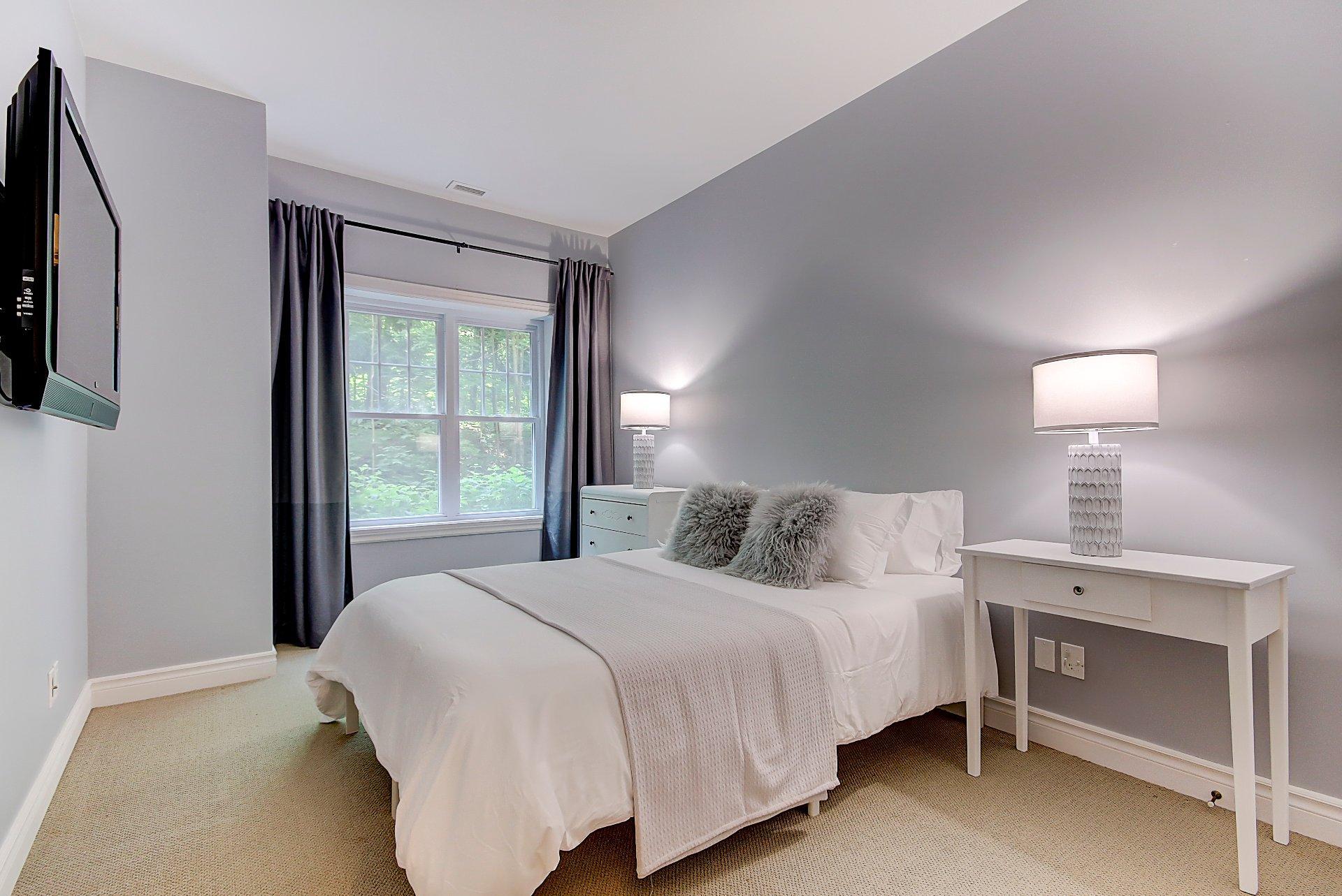 









180


Rue du Cercle-des-Cantons

, 114,
Bromont,




QC
J2L3N2

