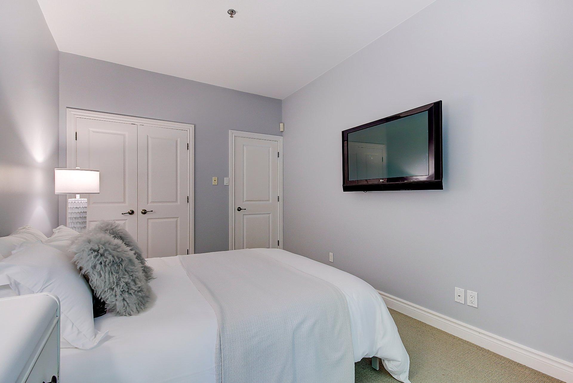 









180


Rue du Cercle-des-Cantons

, 114,
Bromont,




QC
J2L3N2

