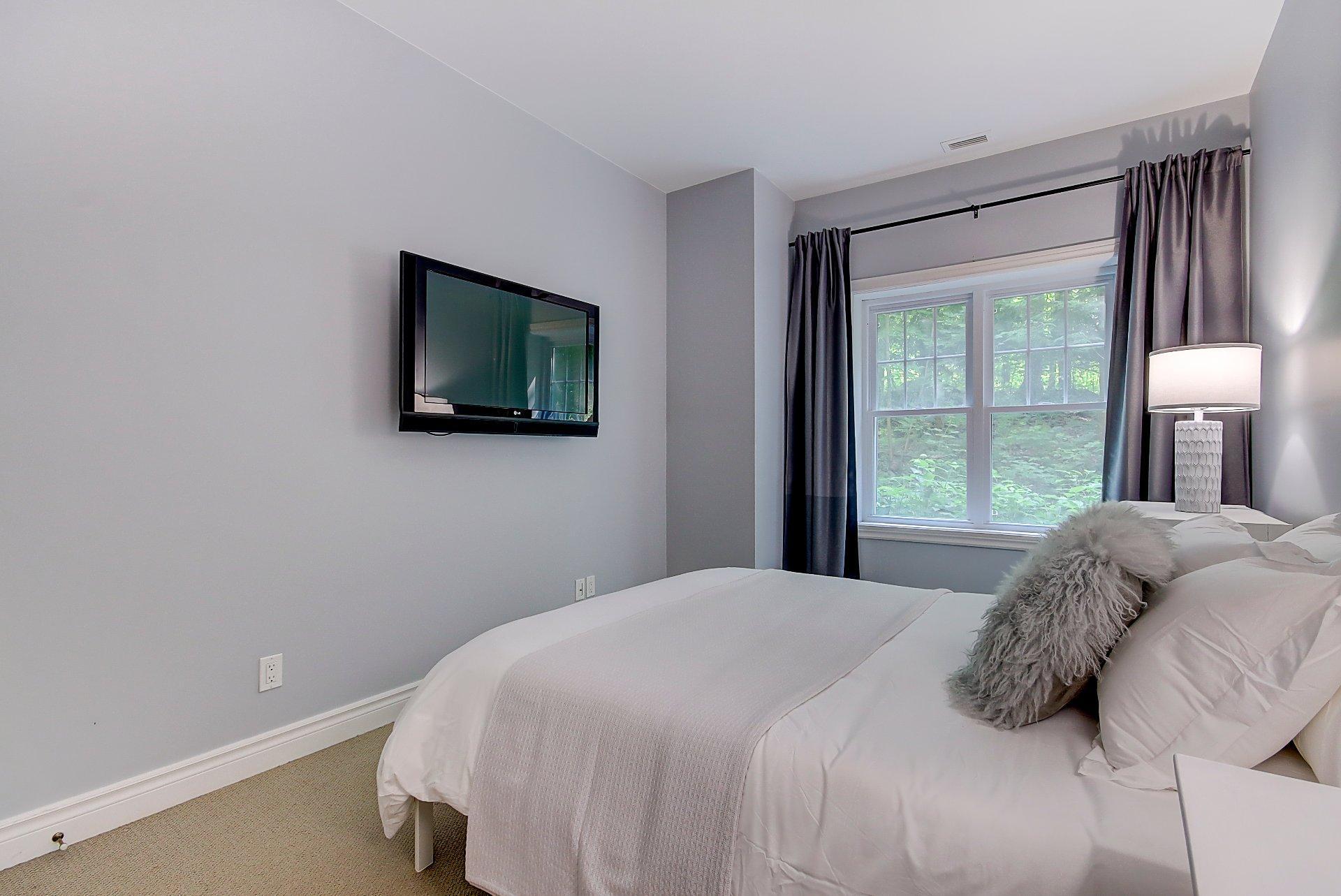 









180


Rue du Cercle-des-Cantons

, 114,
Bromont,




QC
J2L3N2

