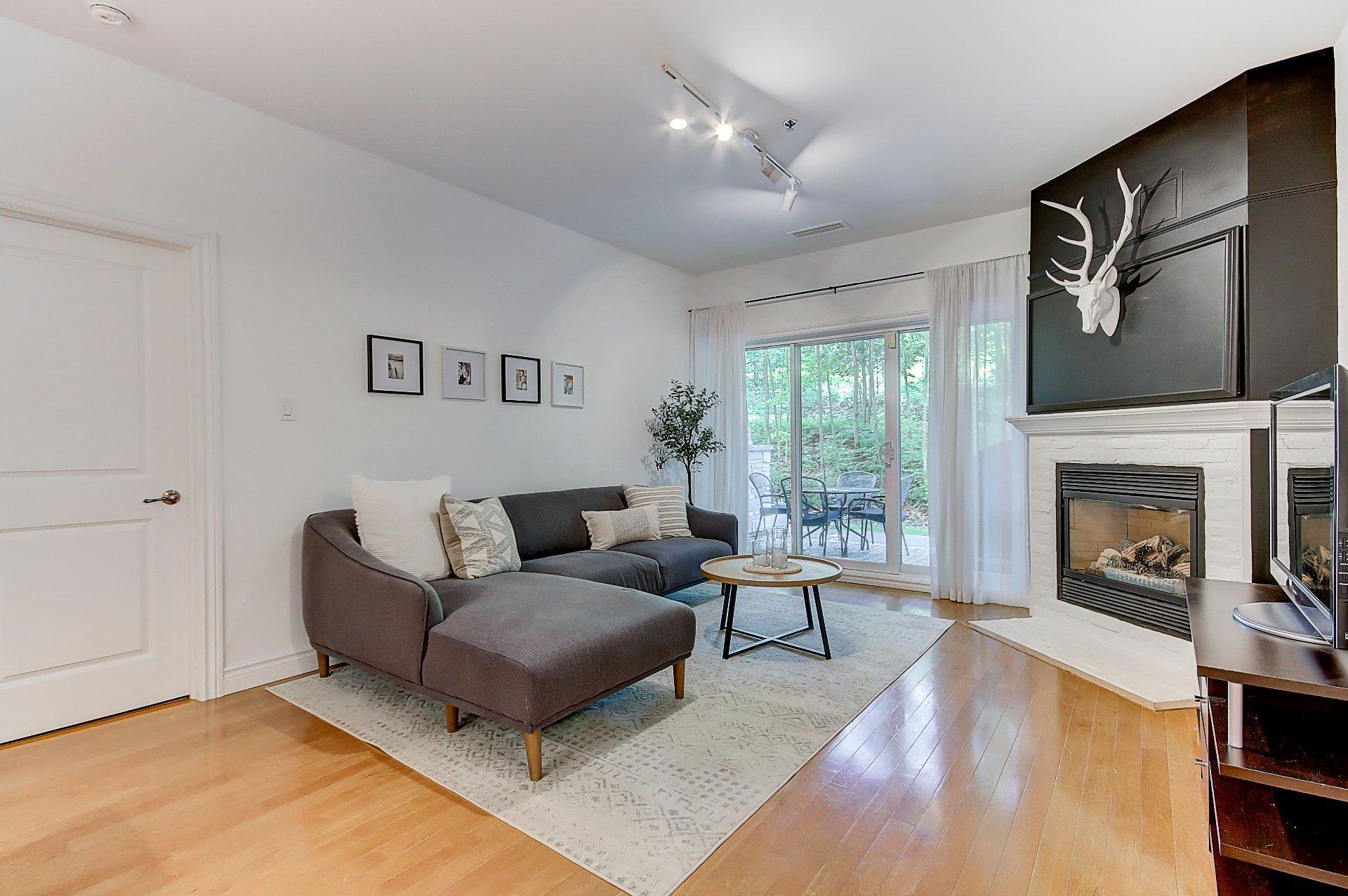 









180


Rue du Cercle-des-Cantons

, 114,
Bromont,




QC
J2L3N2

