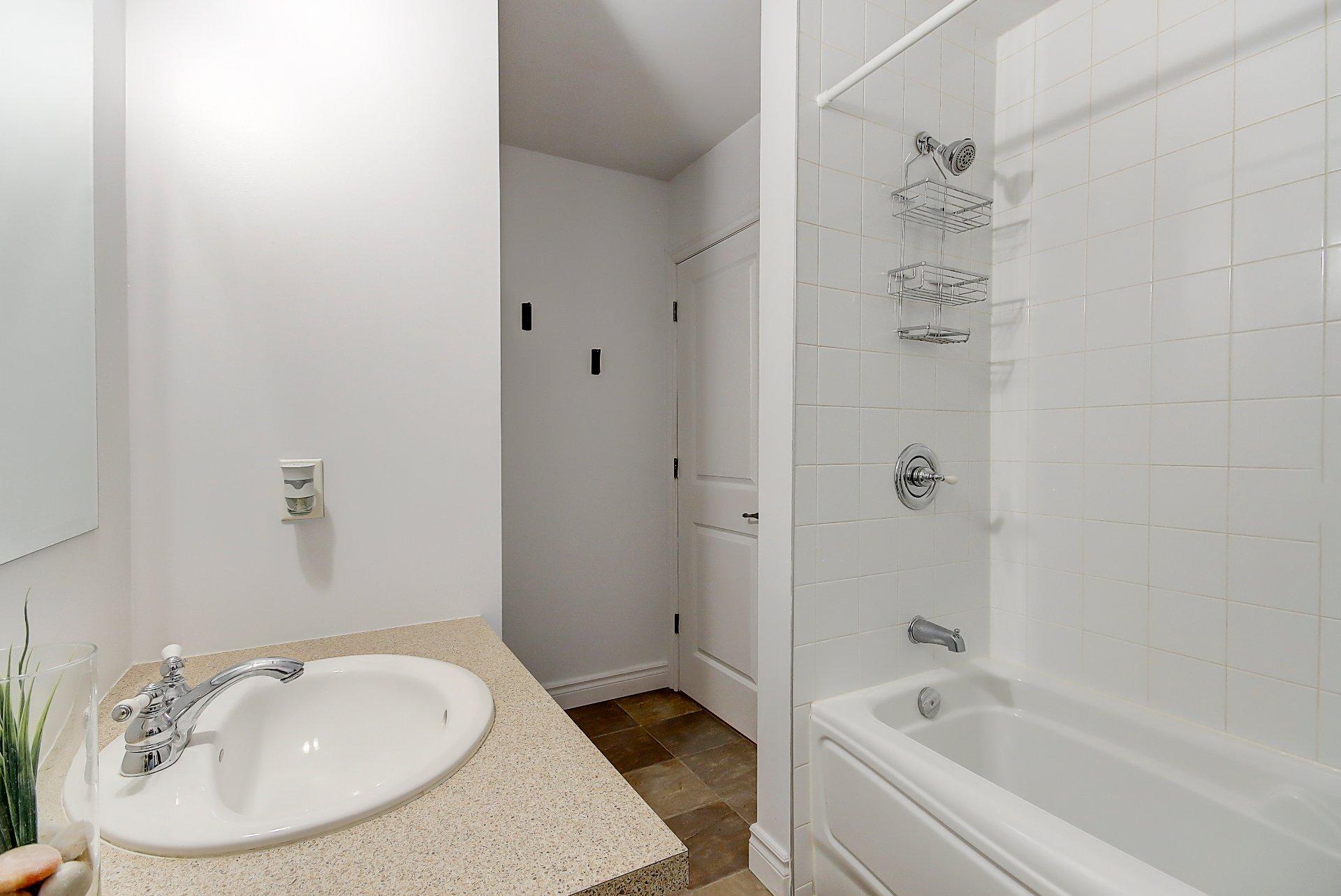 









180


Rue du Cercle-des-Cantons

, 114,
Bromont,




QC
J2L3N2

