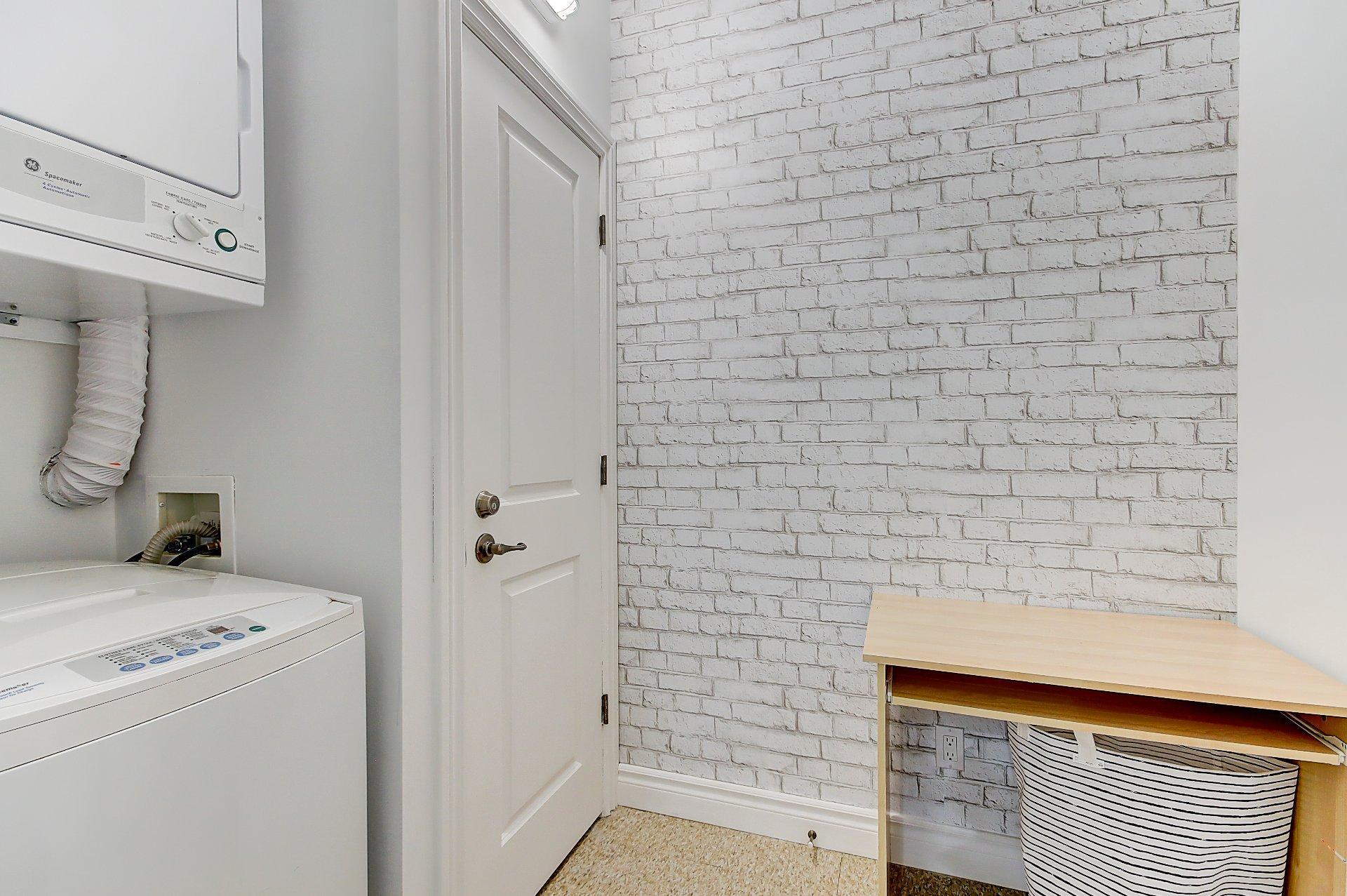 









180


Rue du Cercle-des-Cantons

, 114,
Bromont,




QC
J2L3N2

